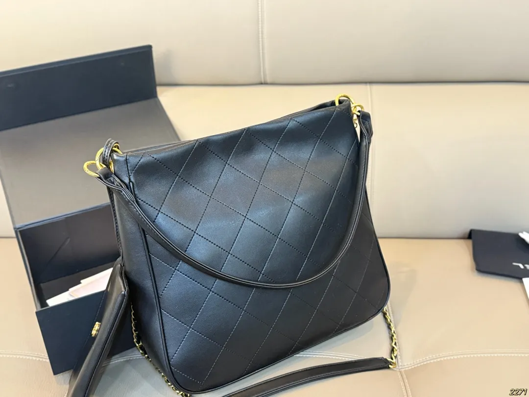 ¥150折叠盒 香奈儿CHANEL Hobo腋下包 这款觉得手拎就很好看 配休闲装很酷啊! 实物很漂亮 质感超级棒 尺寸:32 29