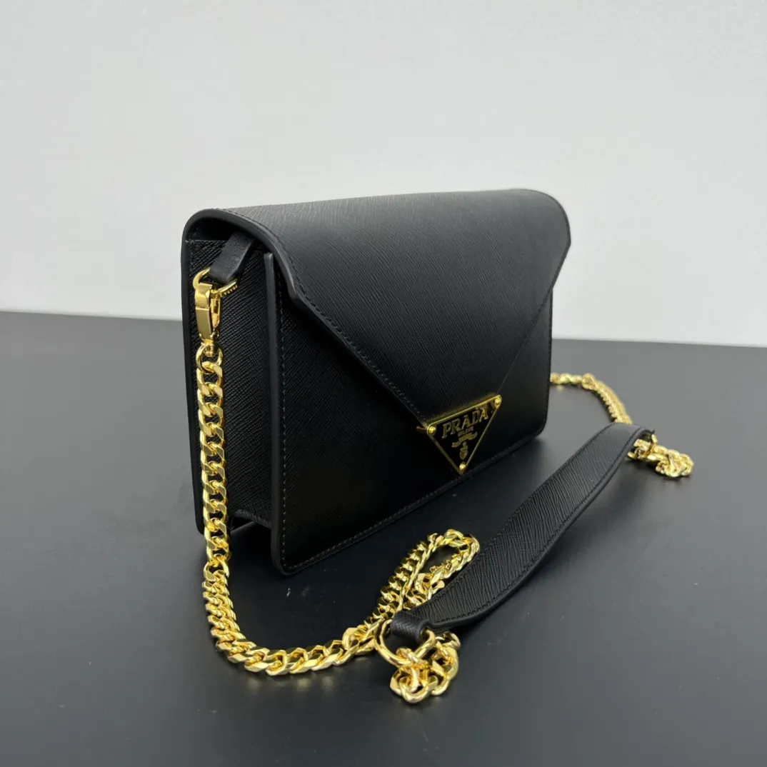 💰318包邮🉐️【顶级原单】P家🌹专柜🎉新款斜挎包🎉1BD318到货啦🎉🎉这款翻盖式单肩包采用Saffiano皮革打造,内配小羊皮。展现匠心设计,柔美设计一览无余。翻盖开合的尖端饰以涂珐琅金属三角形徽标,配有可拆卸长肩带/又可当手包😘😘精致的迷人魅力,简约大气,值得拥有。赶紧入手吧🎉🎉尺寸:长21.5x高14x底4cm🎉🎉🎉👏👏