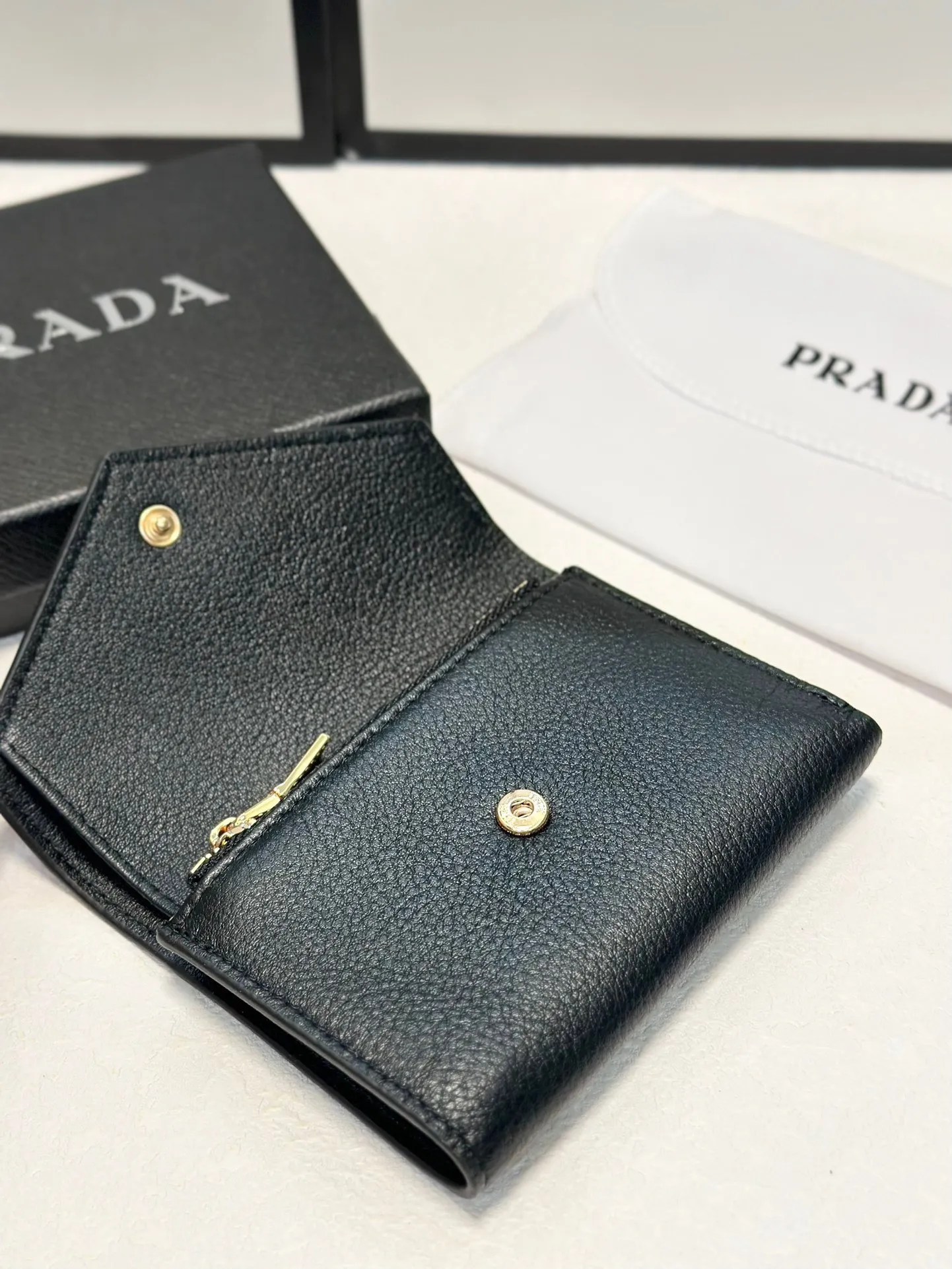 P95🎀🎀颜色 黑🎀尺寸 11x10🎀普拉达👏时尚钱包，优质牛皮👍🏻高档五金配件，内阁丰富，超级实用❗️现货高品质[得意]