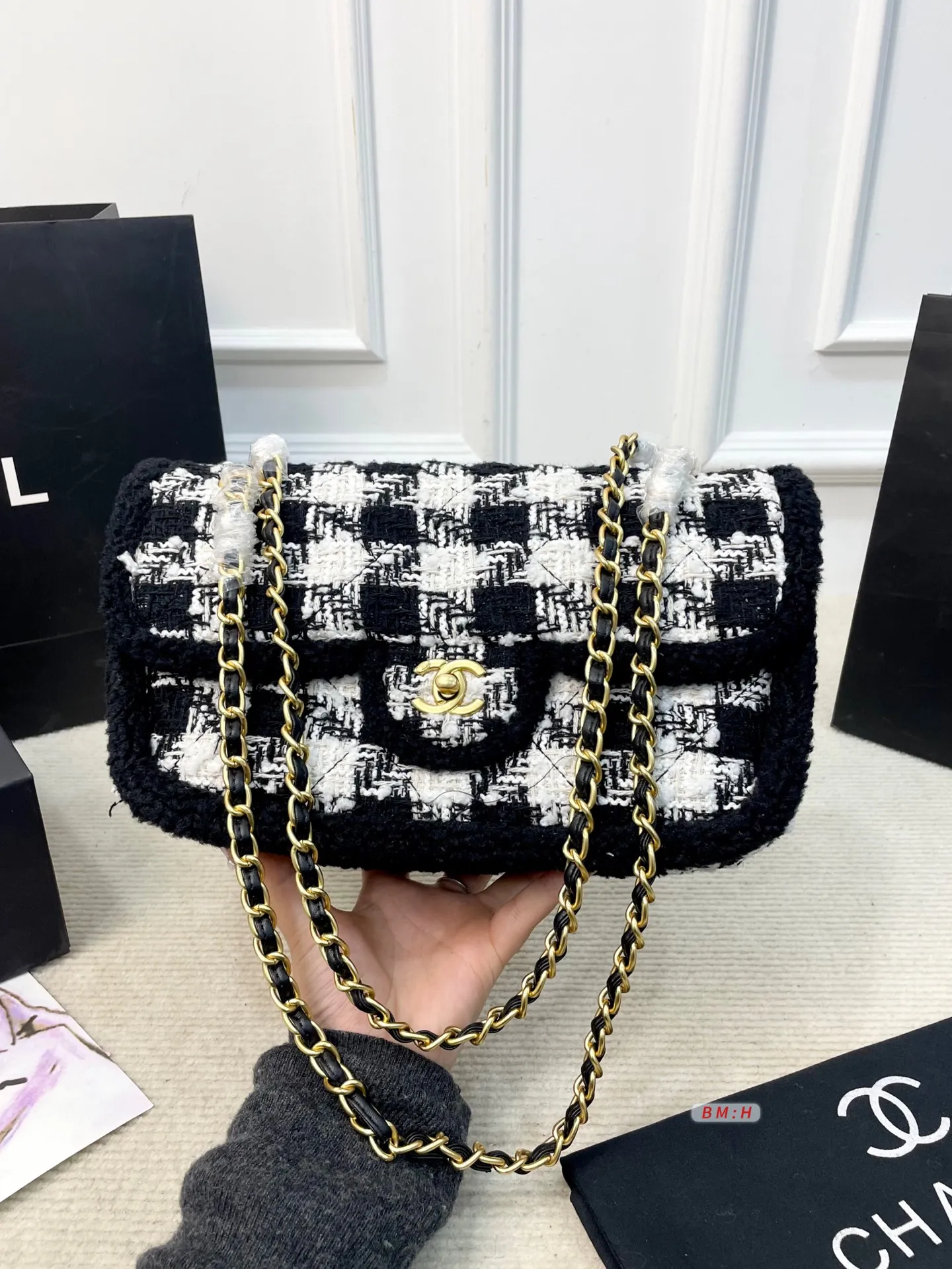 💰210 香奈儿CF系列25N黑白千鸟格粗花呢包链条包斜挎包,经典千鸟格纹+金色链条,优雅复古气质满分✨。毛呢材质柔软有质感,秋冬搭配大衣毛衣超有氛围感!日常通勤、出街都很实用,手机卡包轻松装下。金属双C标志+皮穿链条,细节精致,肩带可调节,单肩斜挎都OK。 尺寸:29*10*20