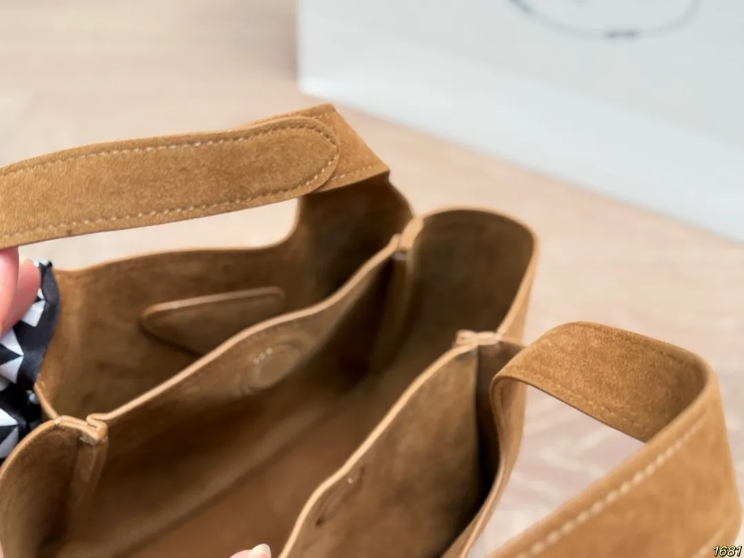 &yen;145/&yen;140 普拉达 PRADA 手提托特包独特设计时尚又经典 超级百搭 日常通勤皆可 上身又A又飒 尺寸24 20/17 15