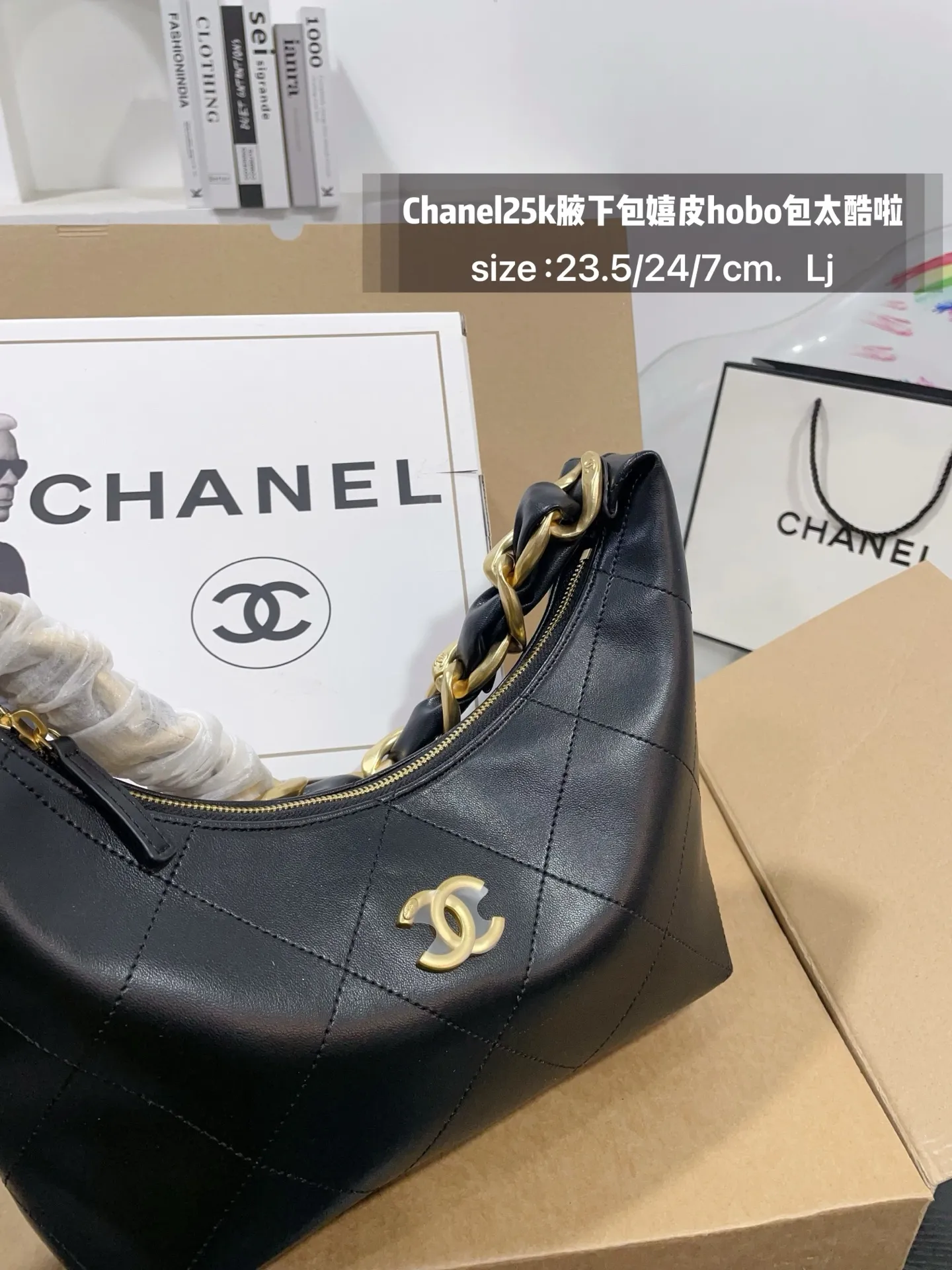 👑💰170免税店包装 Chanel25k腋下包嬉皮hobo包太酷啦25k嬉皮hobo包经典大菱格，大粗链条沉甸甸的金链条很有分量感 表面做旧效果，很有Vintage中古感； 包身柔软容量非常大，好看又能装的hobo谁能拒 绝 上身随性又潇洒~ 尺寸，23.5/24/7cm