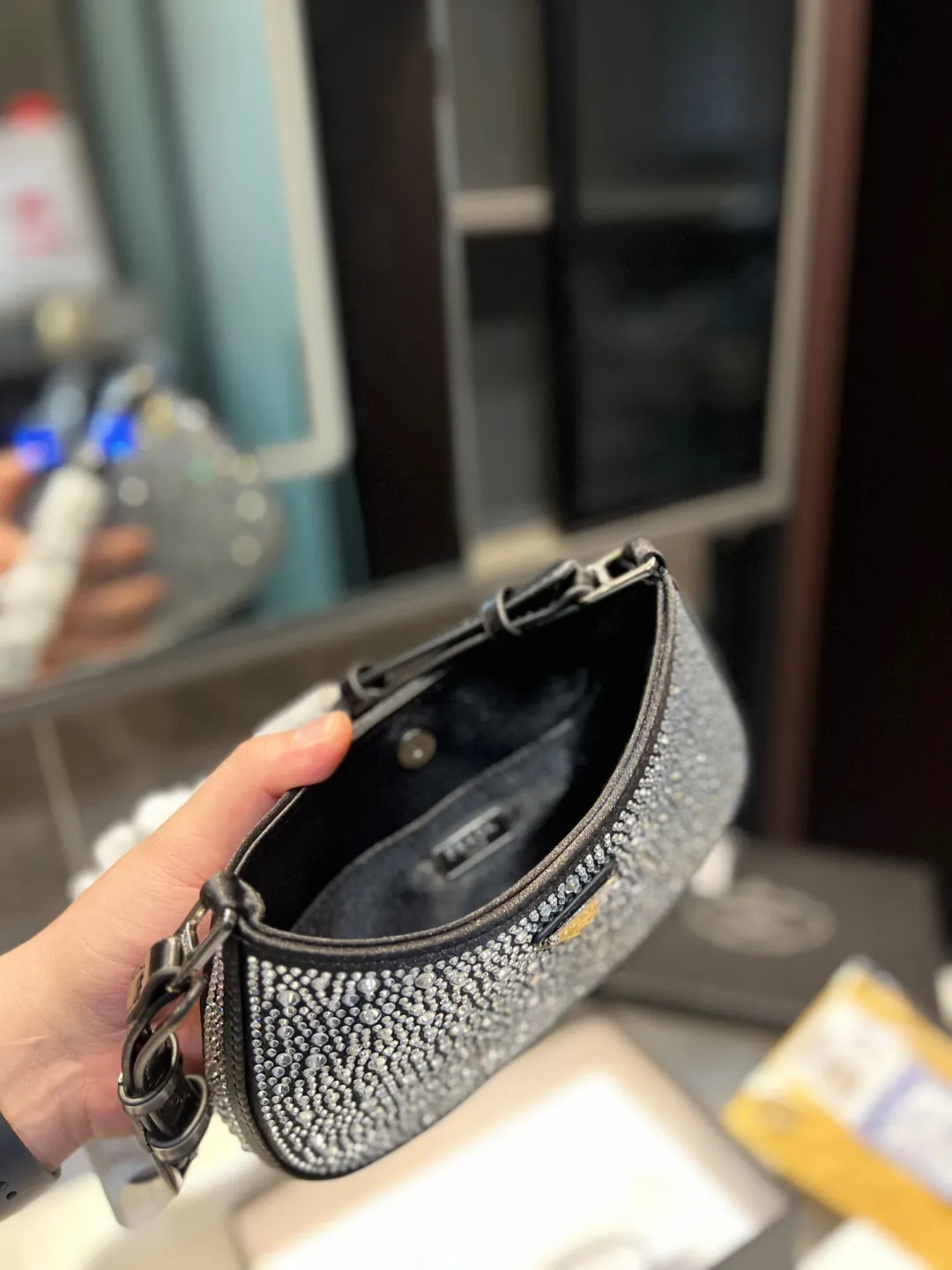 ❤️p135（礼盒包装）❤️ 普拉达腋下钻包 今年真的太流行中古腋下包了 一款sportsexy风格包包🤞🏿 超级喜欢它简单有质感的设计，上身性感而帅气，很能装而且方便啊！ 无敌时髦洋气～x尺寸：24*5*16