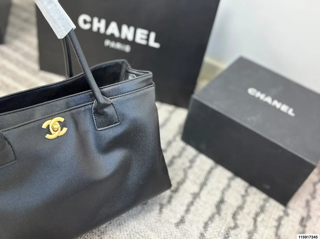 p155 尺寸36.23 Chanel 香奈儿 cerf 鱼子酱荔枝皮 公文包 经典永不过时的Cerf包型，简约大气又实用[哇R]鱼子酱牛皮耐磨耐造有质感！还是黑金配色