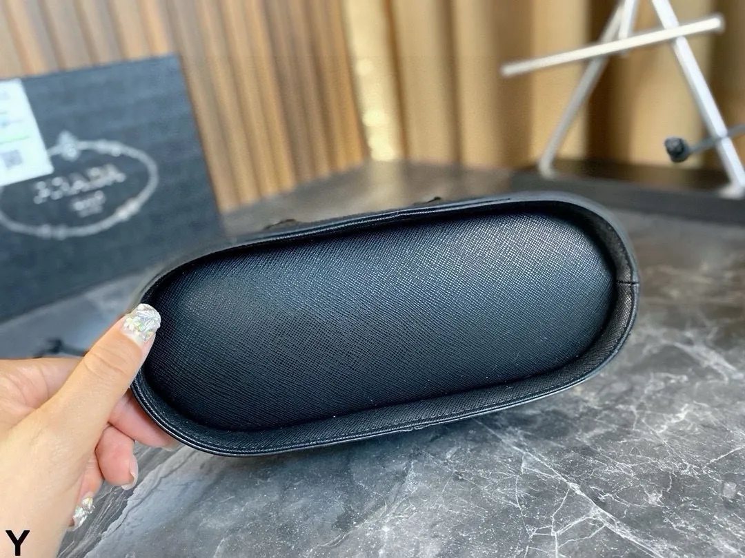 p125/p120 配盒🎁 Prada/普拉达家尼龙包! 犹如潇洒在普拉达女包的体闲生活中穿梭 内设贴袋 可拆卸式斜挎肩带 面料纹路清晰 走线均匀! 尺寸:24*14/21*12