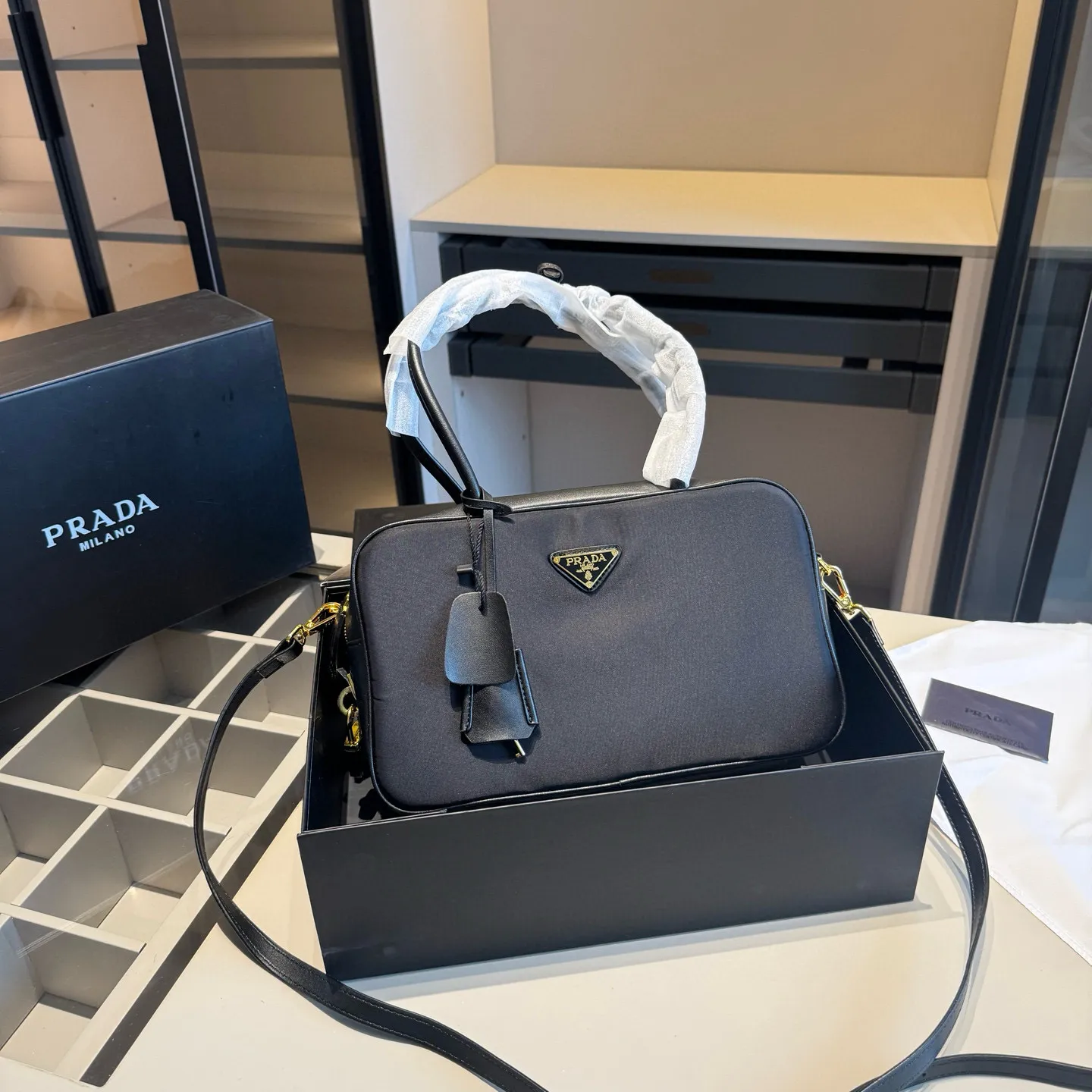 🅿️185~🅿️190~🅿️195✅新品推荐🔜 高端货🔥Prada普拉达专柜新款锁头腋下包~👍明星同款!到哪都是回头率👍专柜同款哦!品质堪比正品!进口面料外出轻便实用!原版顶级五金🎁原版礼盒包装(size:小号28*14 中号30*18 大号34*23)