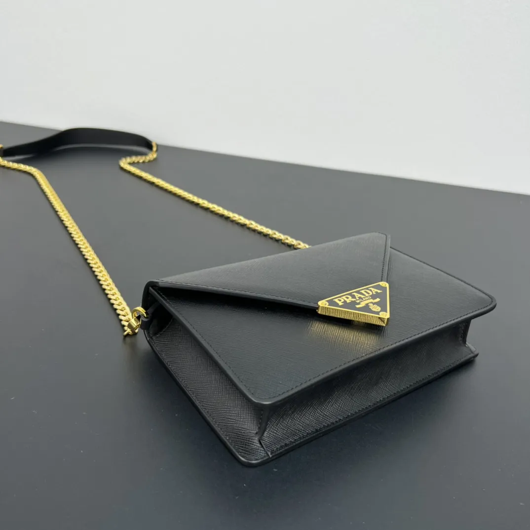 💰318包邮🉐️【顶级原单】P家🌹专柜🎉新款斜挎包🎉1BD318到货啦🎉🎉这款翻盖式单肩包采用Saffiano皮革打造，内配小羊皮。展现匠心设计，柔美设计一览无余。翻盖开合的尖端饰以涂珐琅金属三角形徽标，配有可拆卸长肩带/又可当手包😘😘精致的迷人魅力，简约大气，值得拥有。赶紧入手吧🎉🎉尺寸：长21.5x高14x底4cm🎉🎉🎉👏👏