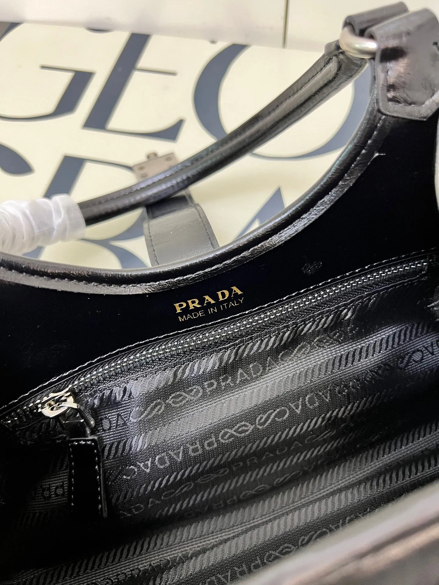 💰248包邮‼️ 🎉新品🎉1BG563春夏新款🎉🎉 这款走秀款采用进口油腊皮，顶级五金，前幅配有插扣锁开合，容量空间大，又可手提又可肩背，上身效果非常大气时尚，喜欢宝宝们，赶紧入手吧🎉🎉 长30.5x高17.5x底9cm