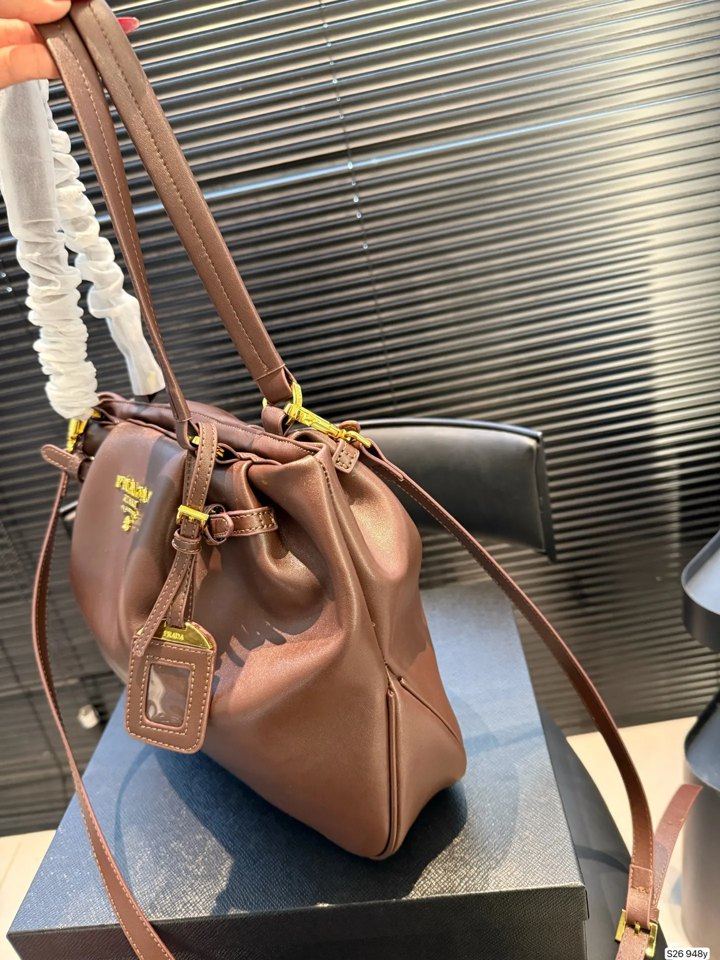 P180 普拉达 又是心动Prada的一天. 松弛慵懒的tote包真的爱惨了 上身满满的高级感！ 日常通勤必备哦！ 尺寸：33 26 货号948