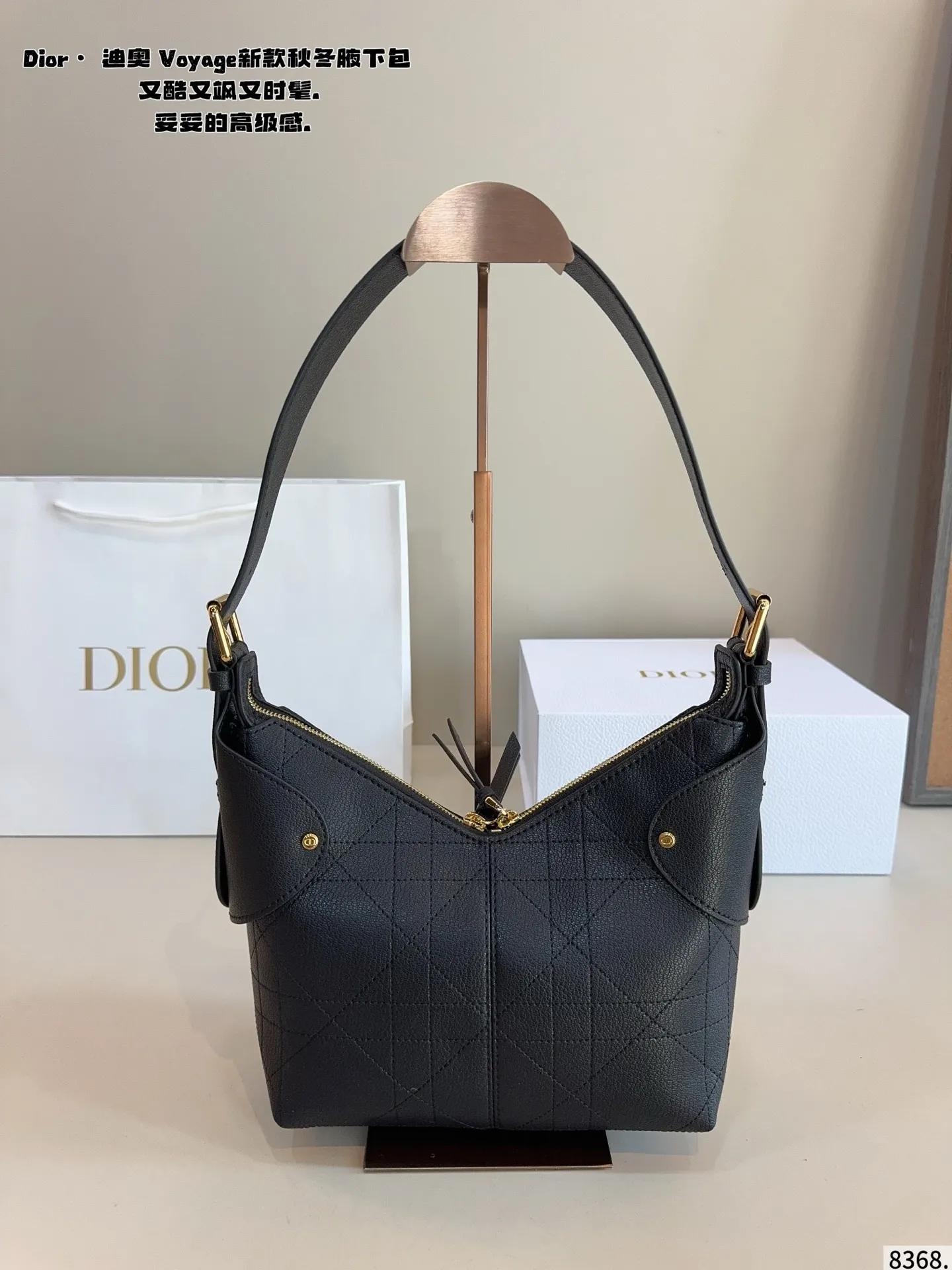 p200配礼盒🎁. 又发现新款啦🤩Dior Voyage秋冬系列腋下包 又是一个迪奥新款腋下包，直接击中心巴上[哇R] 自带松弛感，包形柔软又随意～ 复古的粒面牛皮，经典藤纹格，双拉链设计～ 整体高级又时髦，精致感满满的字母吊坠～ 细节非常到位，超大的容量，自用很轻便哇 背上身满满的松弛感哇尺寸：21*9*20cm