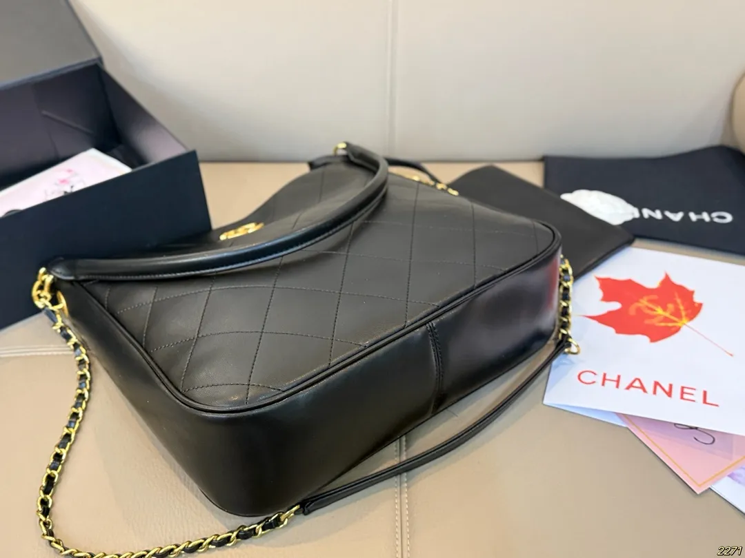 ¥150折叠盒 香奈儿CHANEL Hobo腋下包 这款觉得手拎就很好看 配休闲装很酷啊! 实物很漂亮 质感超级棒 尺寸:32 29