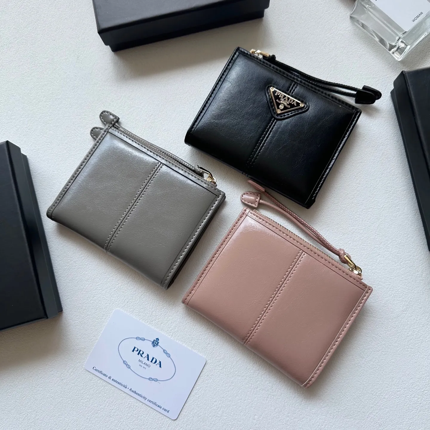 p95🎀🎀颜色 黑 灰 粉🎀尺寸 11x10🎀普拉达👏时尚钱包,优质油蜡牛皮👍🏻高档五金配件,内阁丰富,超级实用❗️现货高品质!
