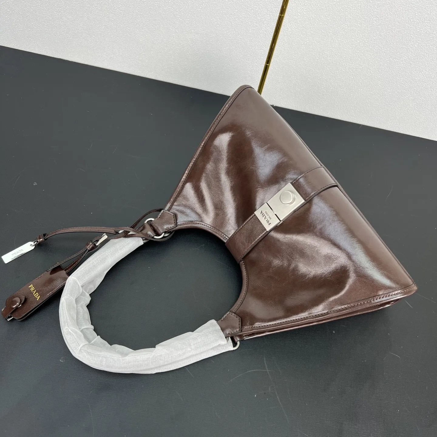 定制版💰338包邮‼️ 🎉新品🎉1BG563新款🎉🎉 这款走秀款采用进口油腊皮,顶级五金,前幅配有插扣锁开合,容量空间大,又可手提又可肩背,上身效果非常大气时尚,喜欢宝宝们,赶紧入手吧🎉🎉 长30.5x高17.5x底9cm🎉🎉🎉