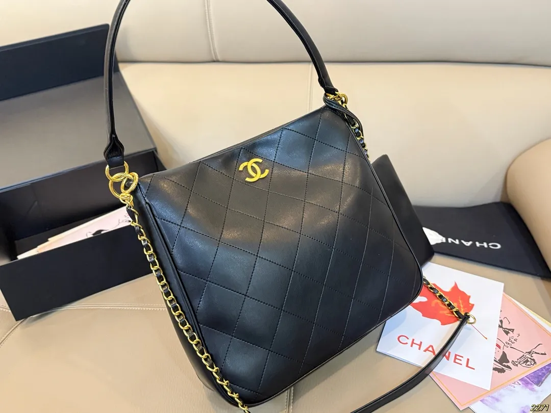 ¥150折叠盒 香奈儿CHANEL Hobo腋下包 这款觉得手拎就很好看 配休闲装很酷啊! 实物很漂亮 质感超级棒 尺寸:32 29