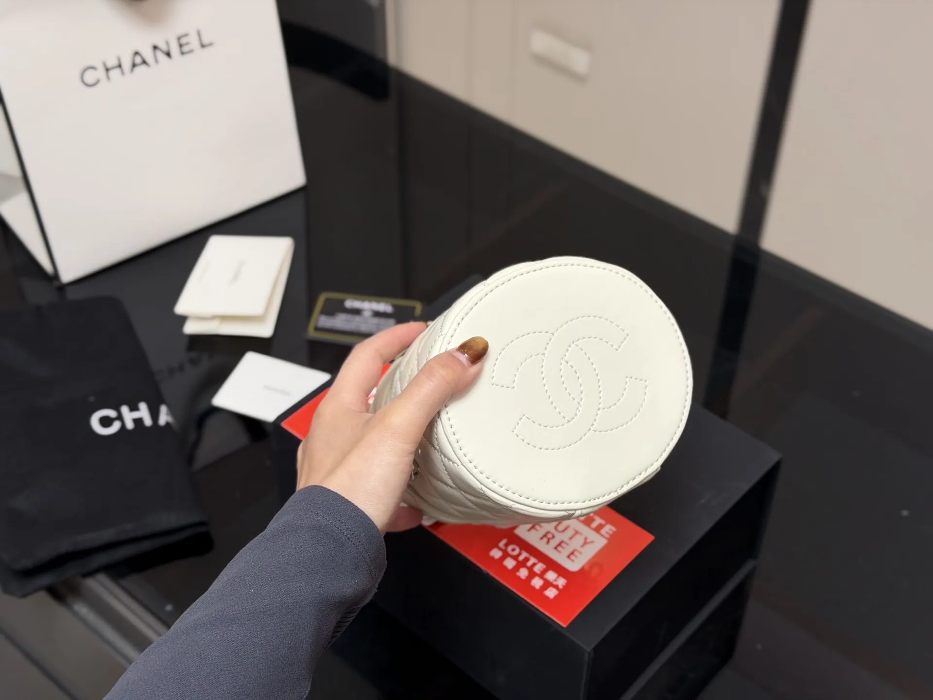 ¥165 折叠盒 香奈儿Chanel 是美到炸裂的水桶包!! 很精致,容量也超级力! 手机纸巾卡 包唇膏绝无问题,精致得不行! 而且.上身效果棒棒的,链子长度刚好, 取东西 超方便 上身效果不错,不挑人,轻巧, 容量大,肯定实用! 尺寸:13.13cm