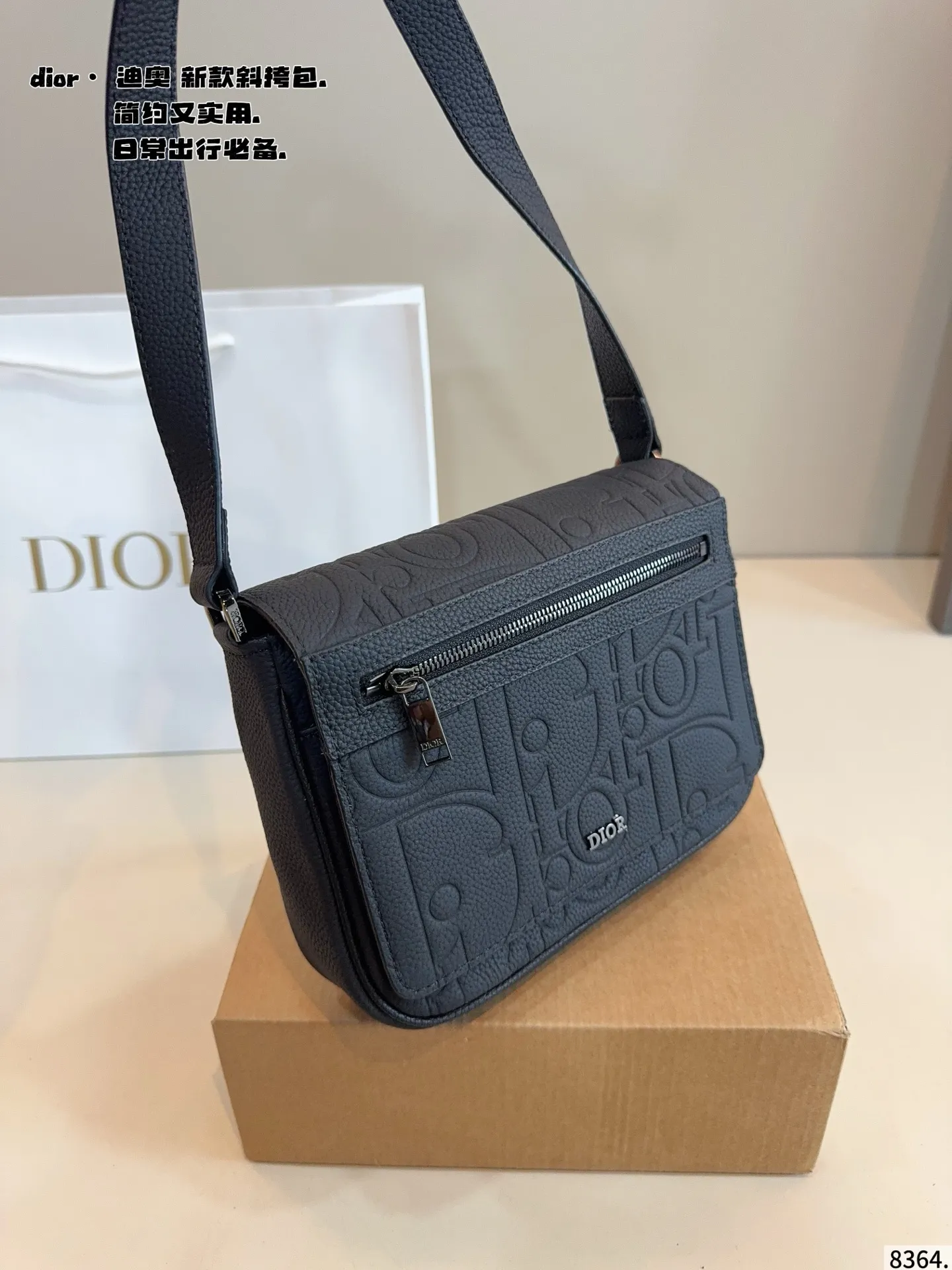 p155配礼盒🎁 Dior/迪奥 新款 男包系列的邮差包实在帅la~ 简单有质感的设计对于日常即使不爱穿搭的男生都很友好 基础款搭配起来也能提升整体时髦度实用又很高级 尺寸 ：23*6*18cm