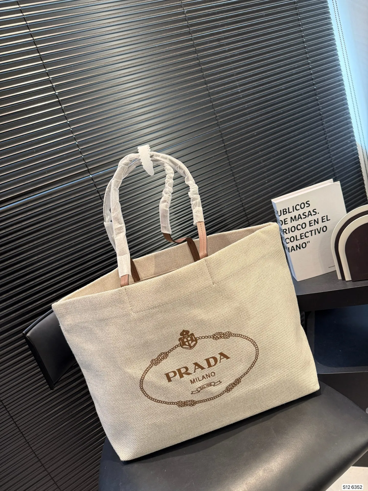 P110 Prada普拉达牛仔托特包 容量充裕,搭配便捷的大开口 质感柔软的面料勾勒出时尚简约之美 尺寸38 30 货号6352