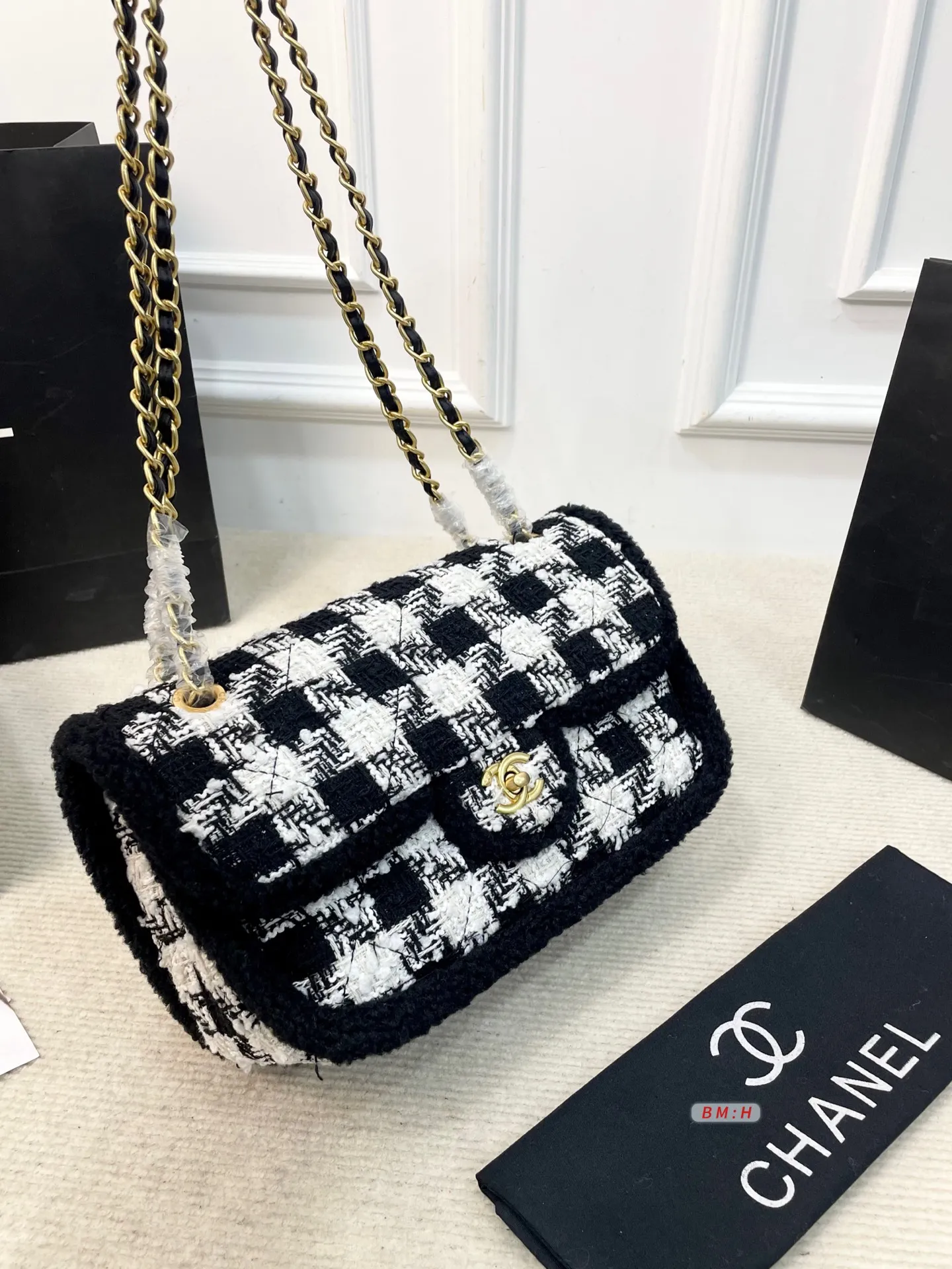 💰210 香奈儿CF系列25N黑白千鸟格粗花呢包链条包斜挎包,经典千鸟格纹+金色链条,优雅复古气质满分✨。毛呢材质柔软有质感,秋冬搭配大衣毛衣超有氛围感!日常通勤、出街都很实用,手机卡包轻松装下。金属双C标志+皮穿链条,细节精致,肩带可调节,单肩斜挎都OK。 尺寸:29*10*20