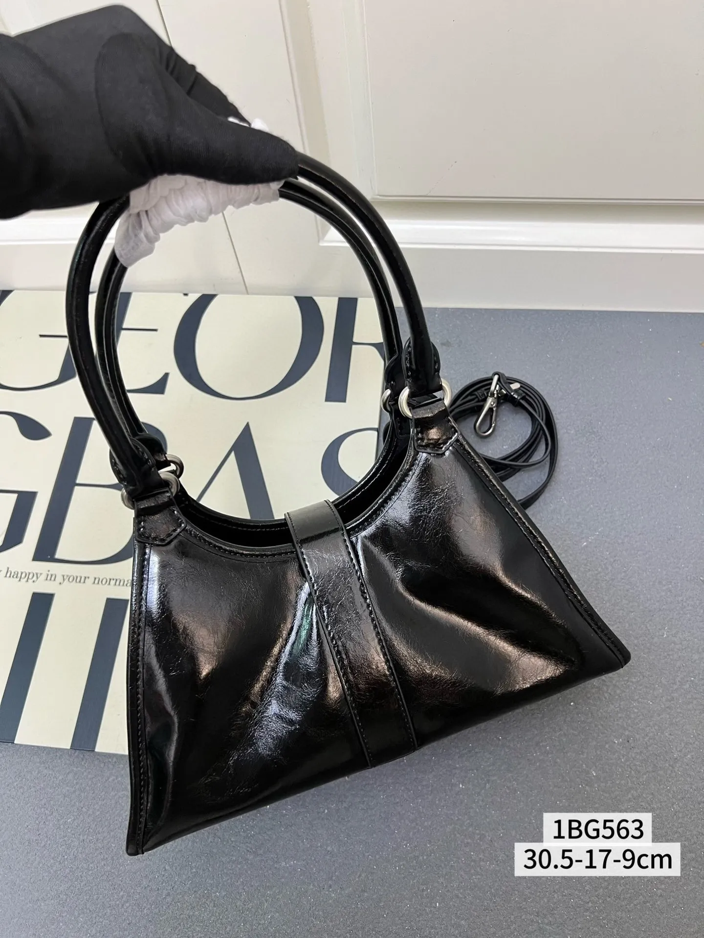 💰248包邮‼️ 🎉新品🎉1BG563春夏新款🎉🎉 这款走秀款采用进口油腊皮,顶级五金,前幅配有插扣锁开合,容量空间大,又可手提又可肩背,上身效果非常大气时尚,喜欢宝宝们,赶紧入手吧🎉🎉 长30.5x高17.5x底9cm