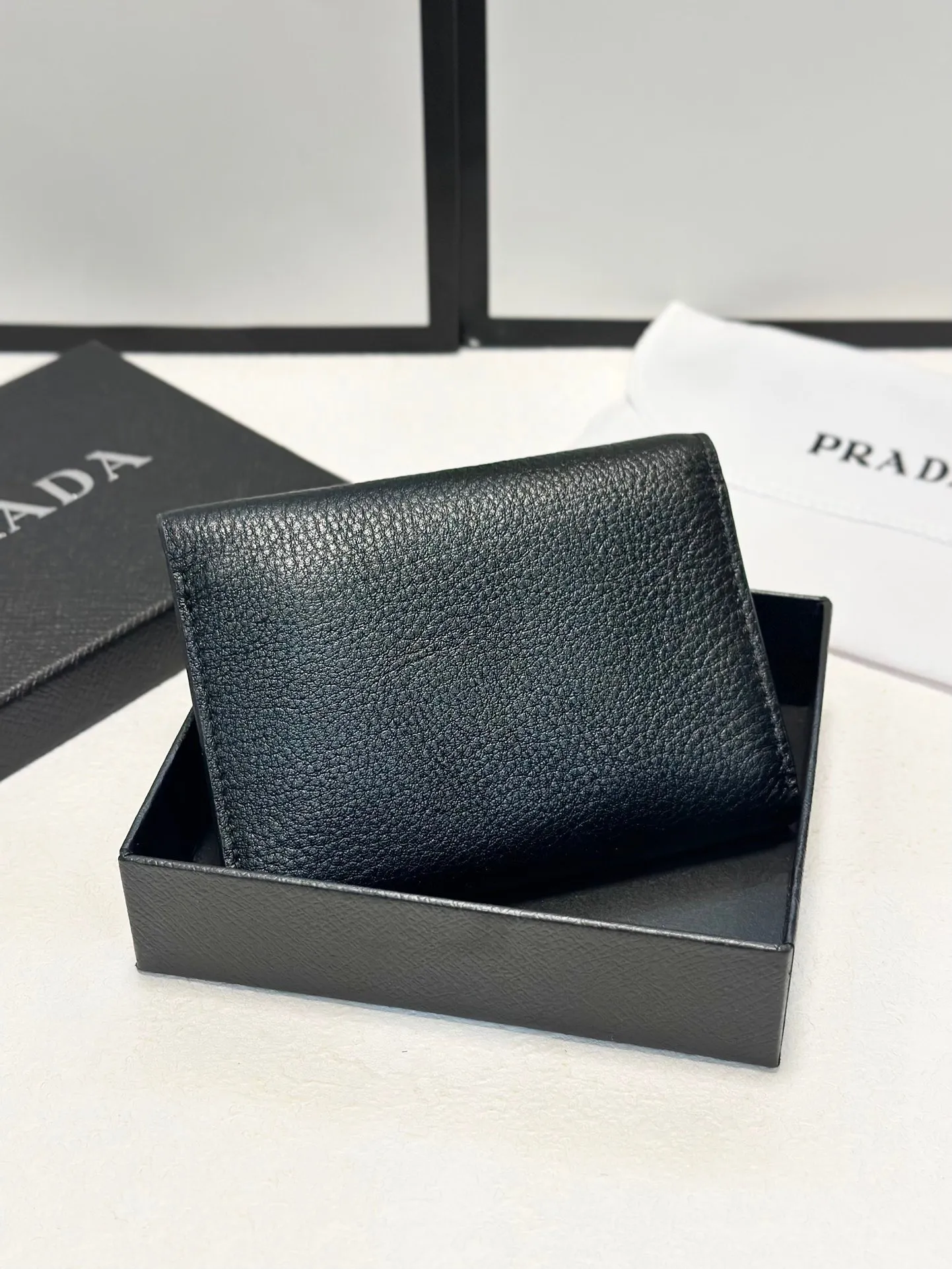 P95🎀🎀颜色 黑🎀尺寸 11x10🎀普拉达👏时尚钱包，优质牛皮👍🏻高档五金配件，内阁丰富，超级实用❗️现货高品质[得意]