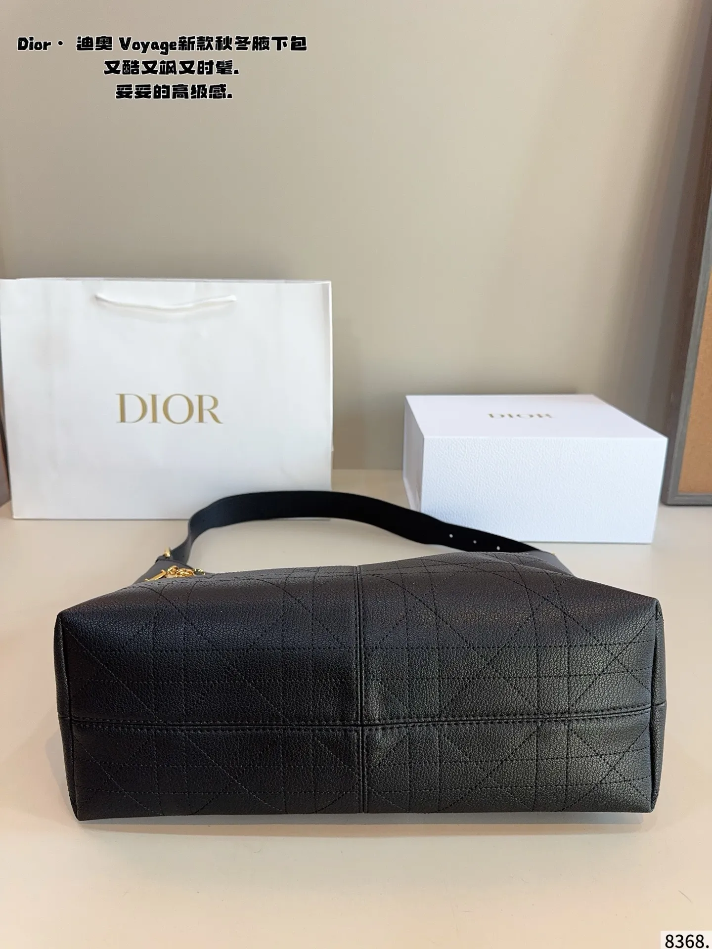 p210 又发现新款啦🤩Dior Voyage秋冬系列腋下包 又是一个迪奥新款腋下包，直接击中心巴上[哇R] 自带松弛感，包形柔软又随意～ 复古的粒面牛皮，经典藤纹格，双拉链设计～ 整体高级又时髦，精致感满满的字母吊坠～ 细节非常到位，超大的容量，自用很轻便哇 背上身满满的松弛感哇尺寸：36*13*29cm