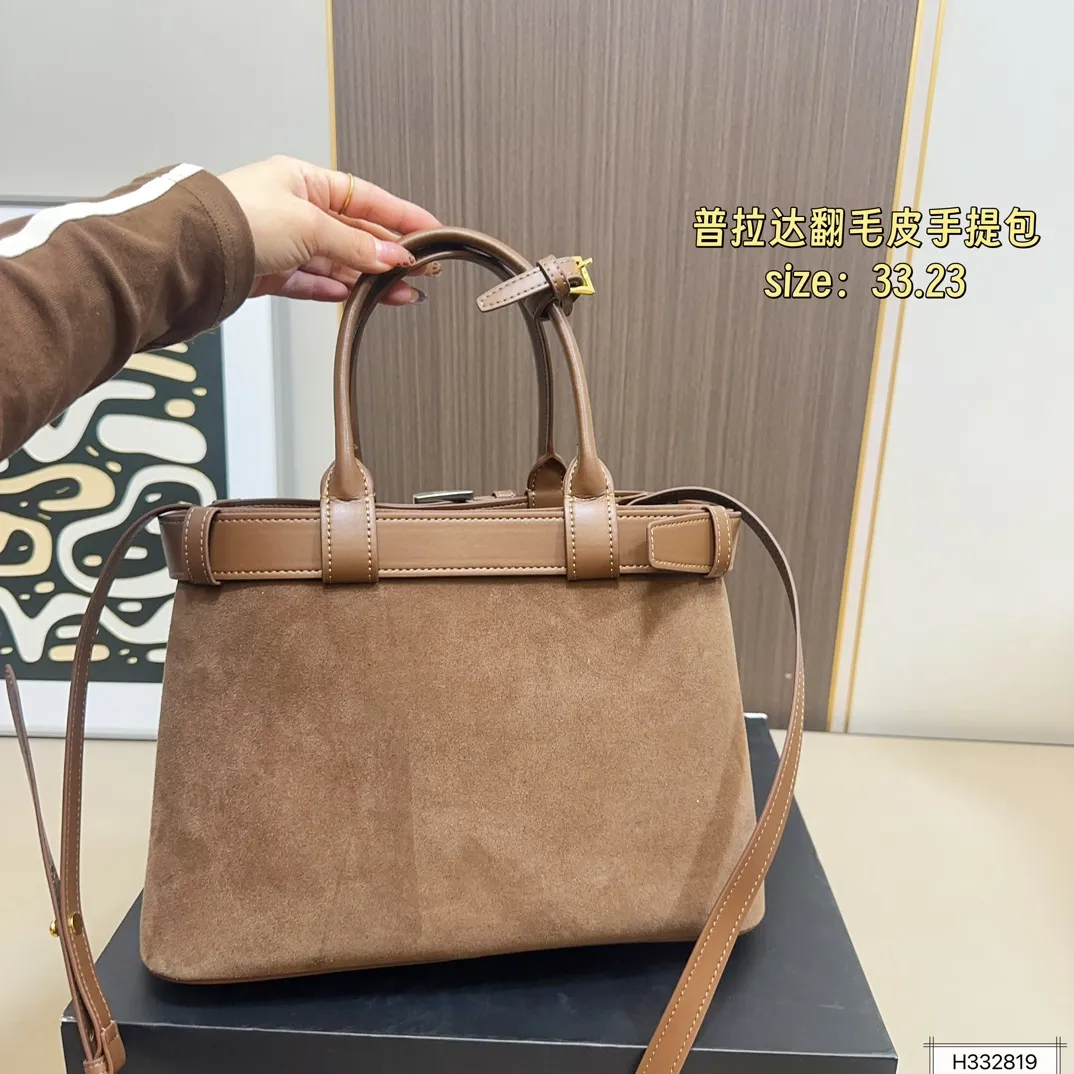 💰235 配盒⚠️尺寸33*23 Prada 普拉达 Buckle翻毛皮手提包 2024春夏系列,采用柔软麂皮,触感细腻,低调哑光质感超有氛围感。标志性金属腰带+三角徽标,辨识度满分!尺寸适中中,通勤休闲都能轻松驾驱。肩带可拆卸调节,手提斜挎随心切换,实用又时髦。简约大气,时尚爱好者必入!