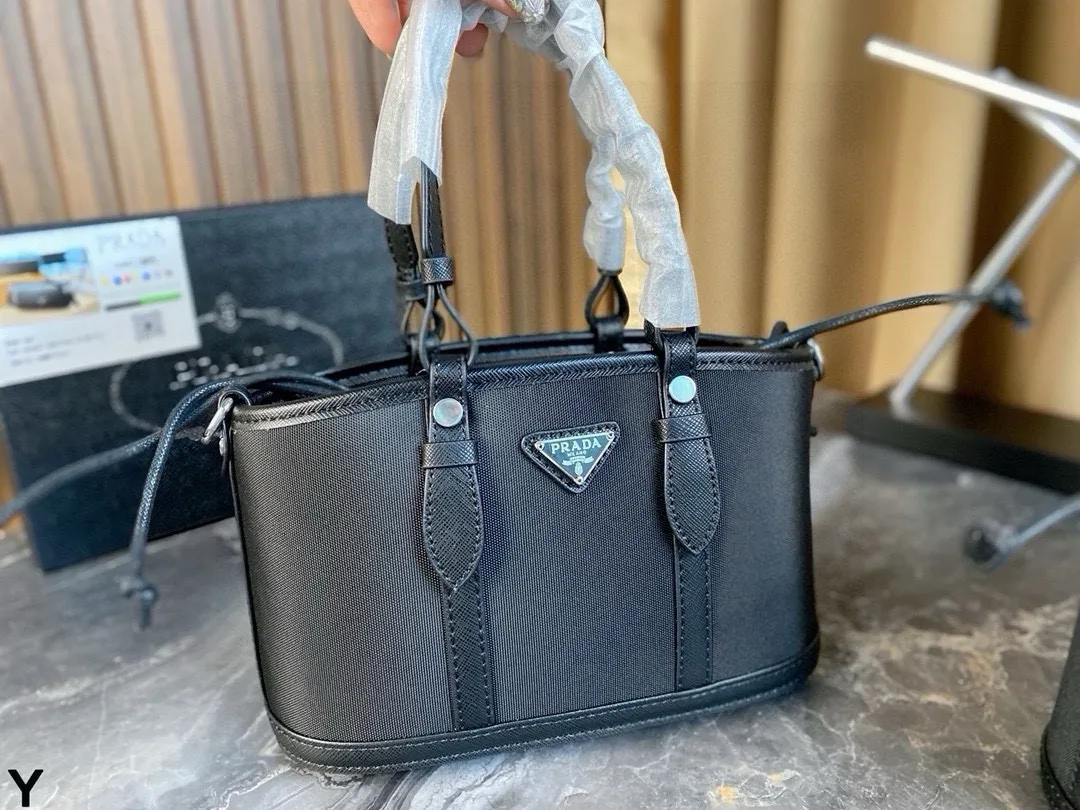 p125/p120 配盒🎁 Prada/普拉达家尼龙包! 犹如潇洒在普拉达女包的体闲生活中穿梭 内设贴袋 可拆卸式斜挎肩带 面料纹路清晰 走线均匀! 尺寸:24*14/21*12