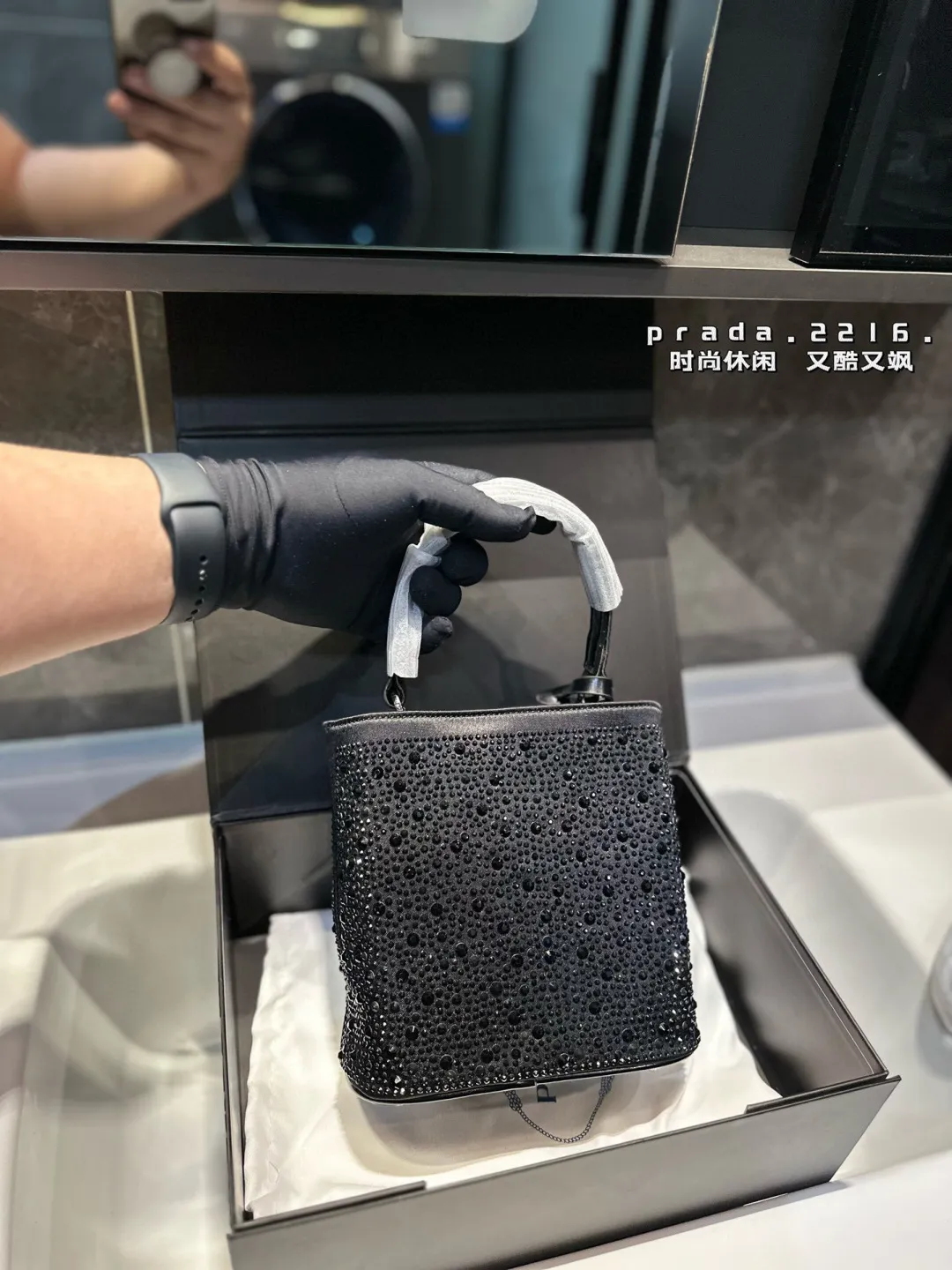 ❤️p150(礼盒包装)❤️ Prada 普拉达新品 闪闪水钻 满钻托特包哇咔咔!整个包都是闪钻镶嵌成的水钻 Prada Hobo包包 在灯光下BlingBling的闪。尺寸:18 19