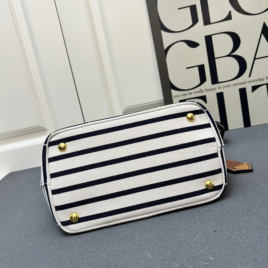 💰200包邮❗ 2025summer新品亚麻混纺配皮托特包小号 优雅时尚夏日度假风情托特包 采用亚麻混纺面料精心打造 配以牛皮双腕带 正面标志性字母徽标压花 超实用的托特包造型 配有可拆卸皮革钥匙环 简约精致内里容量超大超好用 简直是太棒了 .时尚潮人新宠 完美细节媲美砖柜超级棒5炎评价 size:25*19*15cm 型号:1A678