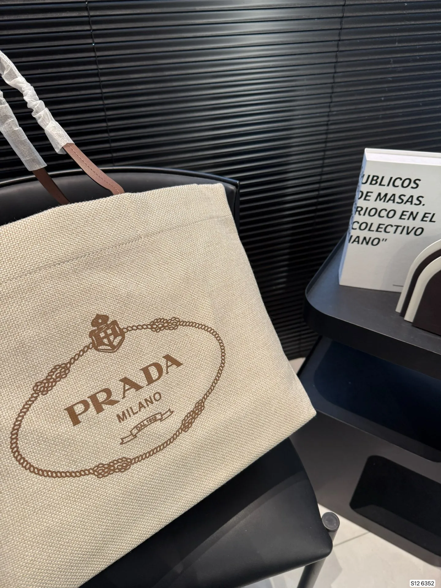 P110 Prada普拉达牛仔托特包 容量充裕,搭配便捷的大开口 质感柔软的面料勾勒出时尚简约之美 尺寸38 30 货号6352