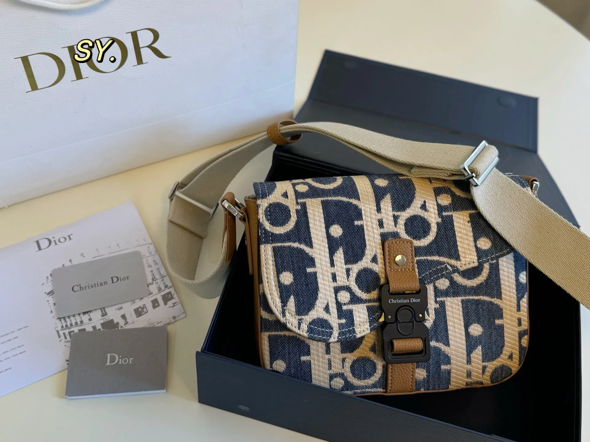 P180（折叠盒） size：23&times;19 DIOR 迪奥新款牛仔马鞍信使包💕 马鞍与信使元素相结合的斜挎包， 可调节肩带，🉑️肩背或斜挎， 实用率非常高，可搭配休闲和商务！