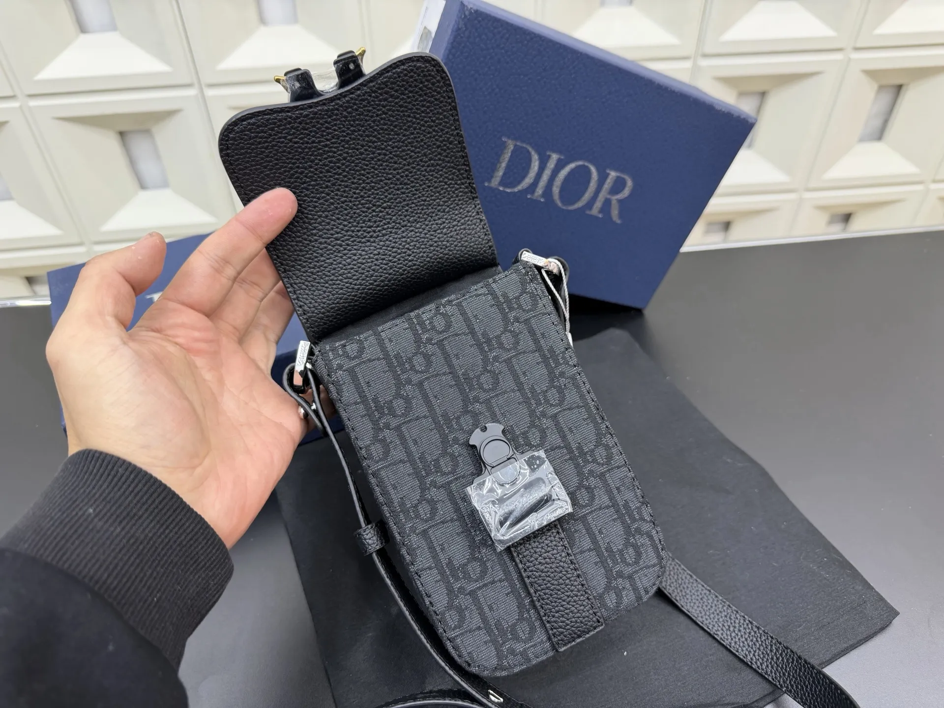 P150 DIOR 迪奥 刺绣针织牛仔布手机包 小方包 男女通用斜挎包 单肩包 经典百搭 实物拍摄 原厂原版面料 防尘袋 礼盒 22 x 11 cm。