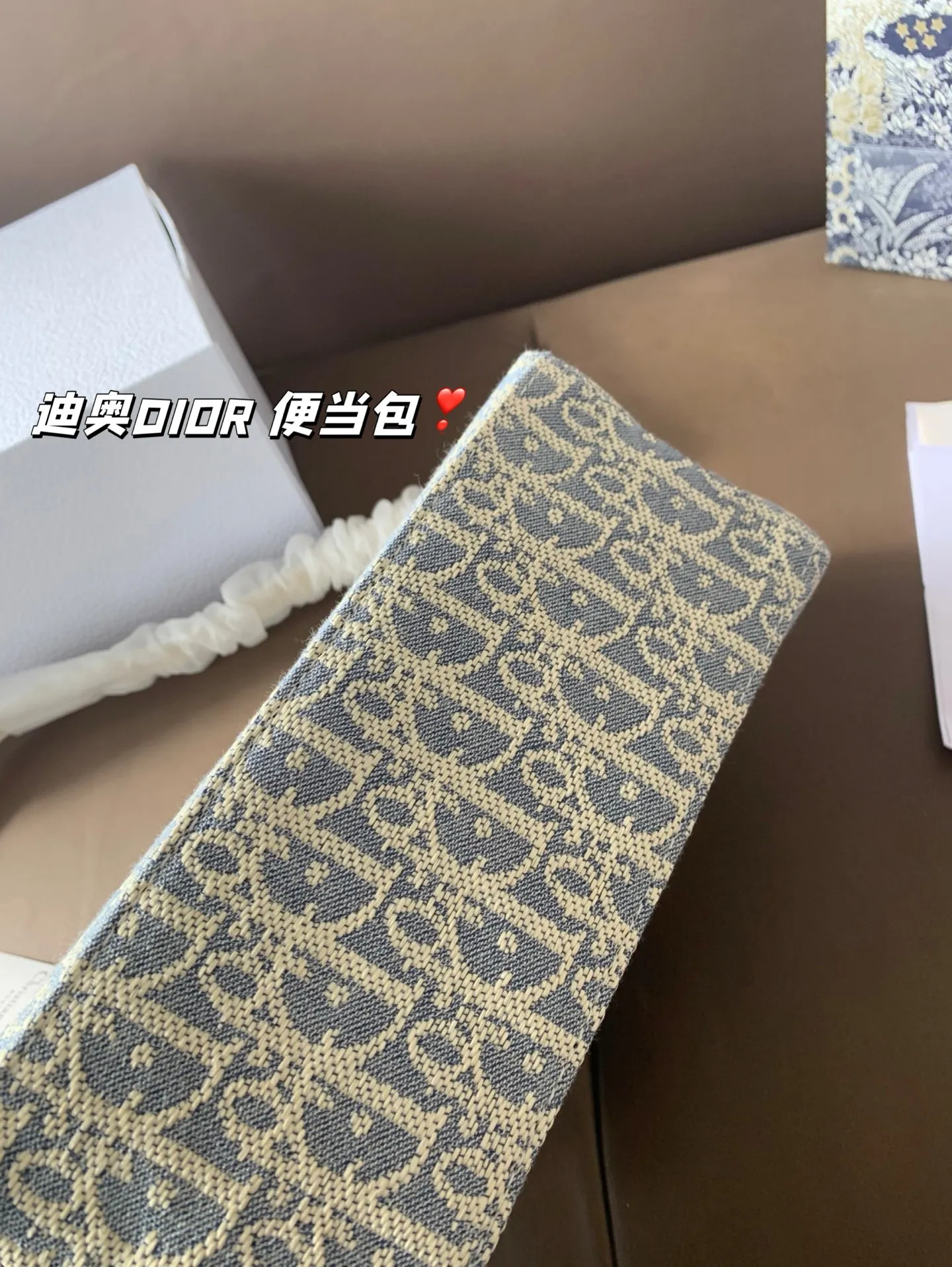 P165 折叠盒 迪奥DIOR 便当包 很有质感 可盐可甜上身绝美 无可比拟 是每个追求漂亮的女孩必入单品 尺寸22*16