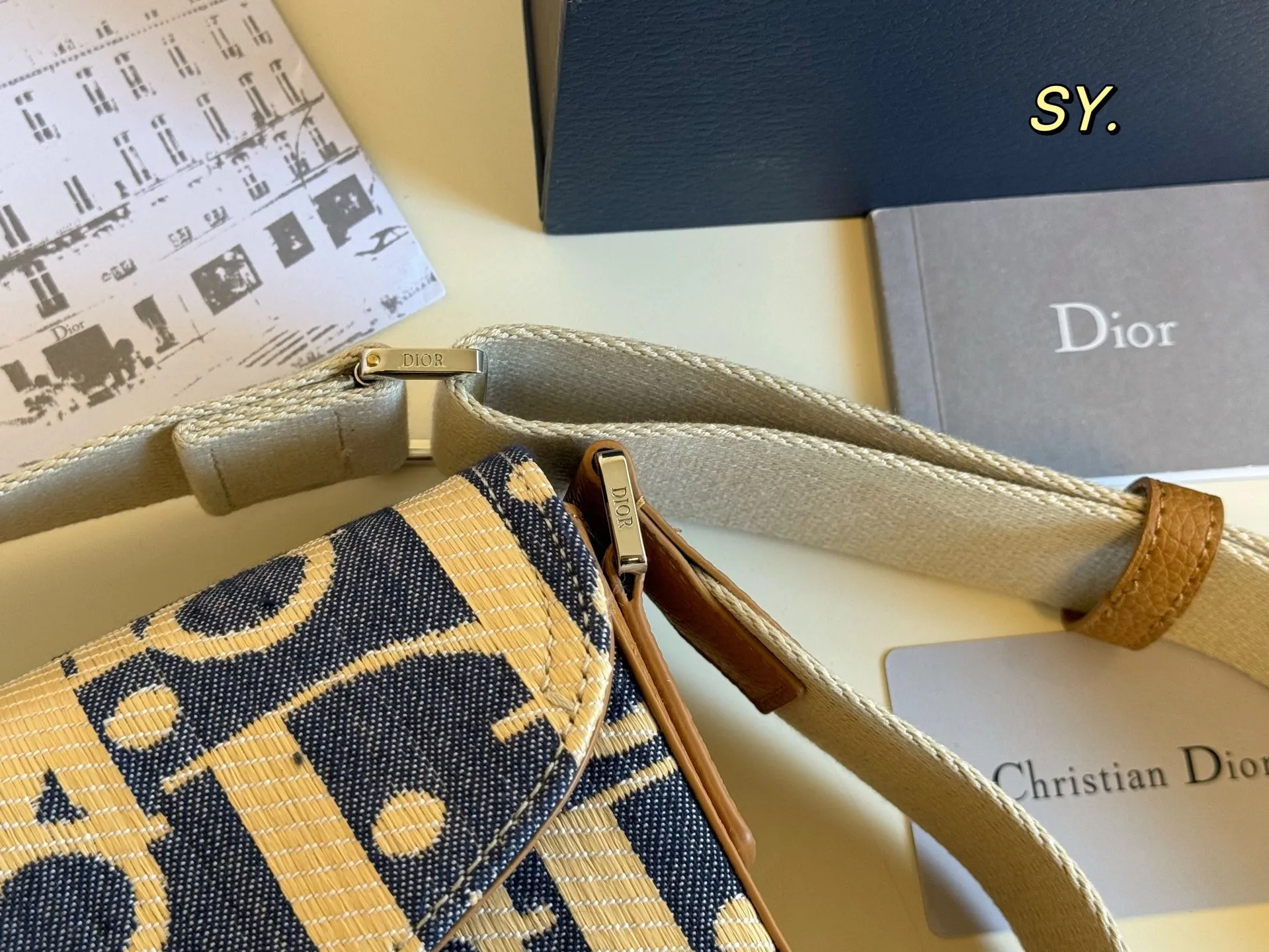 P180(折叠盒) size:23×19 DIOR 迪奥新款牛仔马鞍信使包💕 马鞍与信使元素相结合的斜挎包, 可调节肩带,🉑️肩背或斜挎, 实用率非常高,可搭配休闲和商务!