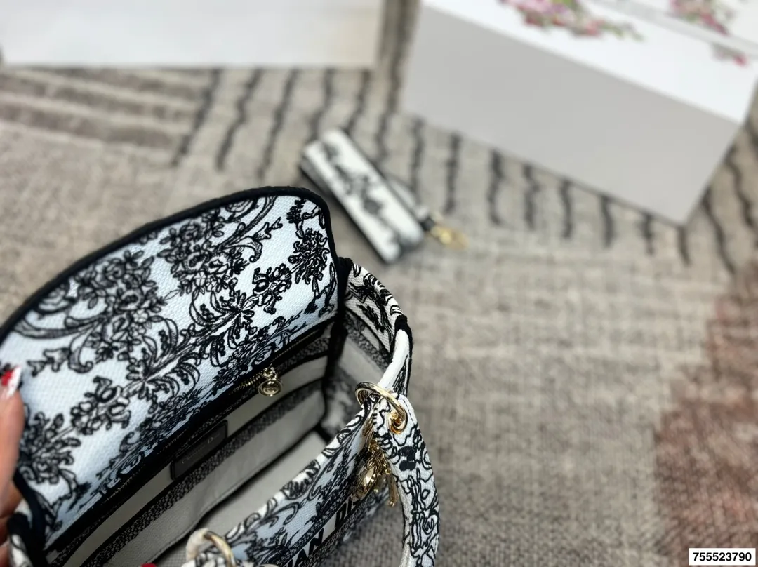 p290配礼盒 DIOR迪奥｜Lady D-Lite刺绣包 刺绣戴妃配斜挎带 D家最具有代表性的包包,拥有众多的粉丝~D家 lady D-Lite～诞生于20世纪90年代初,与戴安娜王妃有一段特殊的传奇,所以又被称为戴妃包最新款藤格纹刺绣戴妃包~精致度不止提升了一个档次开箱的仪式感~先来欣赏下视频~精致的如同艺术品这款包主打手工,每一个地方都是纯手工完成刺绣包边尤其是手柄处,感受到了吗 这款包特点全部立体感刺绣刺刺绣针数10万针以上,包包材质是意大利进口防水环保帆布 包包配有一款现在最流行的粗肩带,时尚感爆棚,休闲味道更浓郁~超百搭~容量很@,搭配翻盖设计,安全感十足 质感高级,配个大衣啥的太适合了,要有 包尺寸：24cm