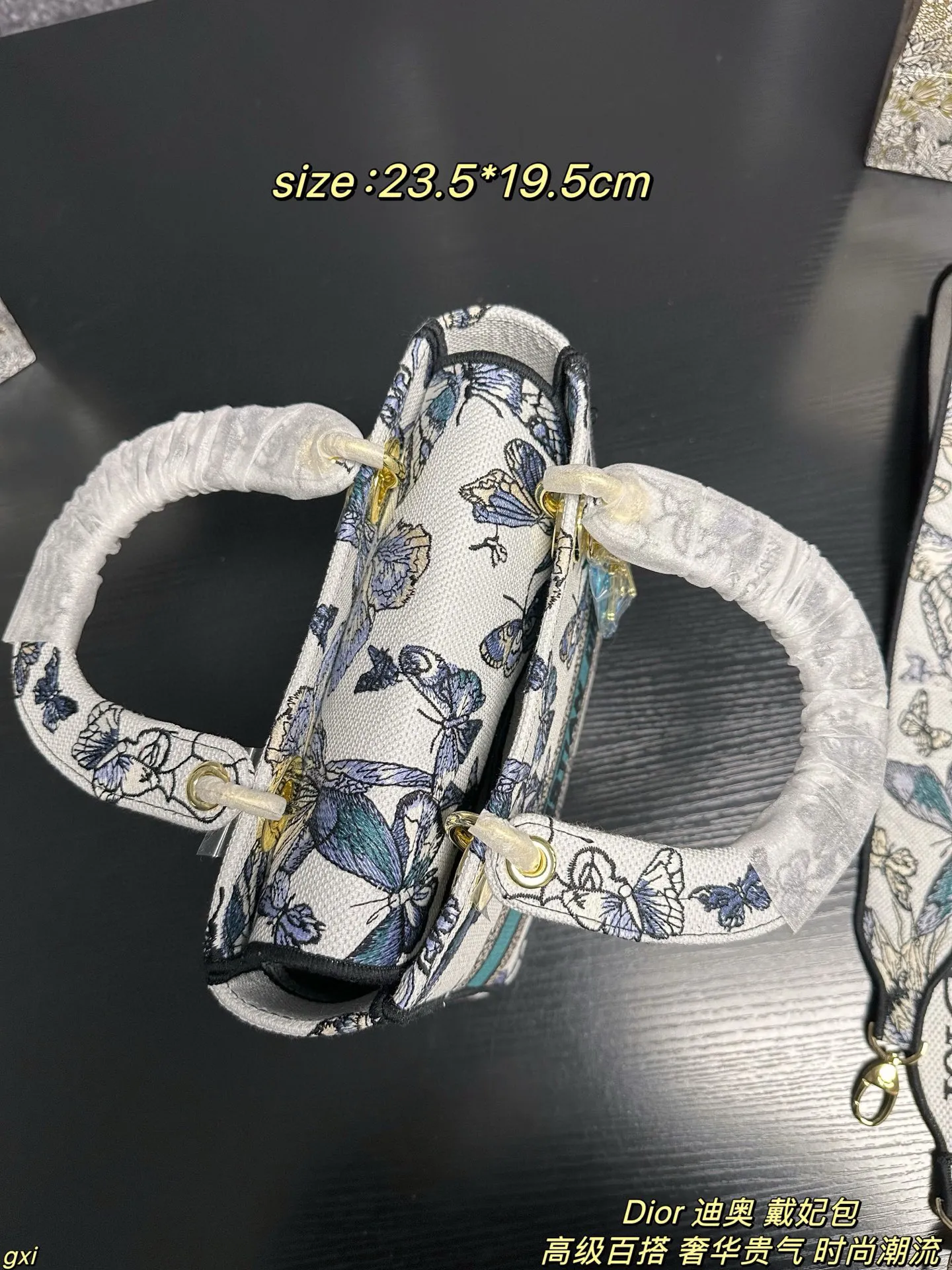 P280配盒 Dior 迪奥 戴妃包 Lady刺绣蝴蝶系列，精美的刺绣，经典的设计，让整个包非常亮眼，大容量的设计 ，凹造型神器，超级复古的，容量也是妥妥的，各种杂物往里面丢就好了，仙气满满的刺绣托特，打造轻松休闲的vibe 尺寸：23.5*19.5cm