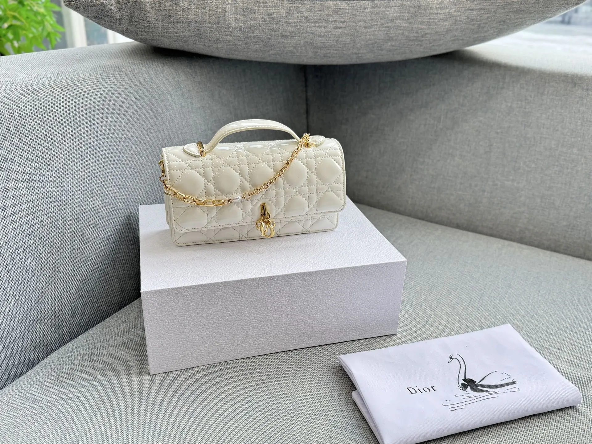 大💰190 折叠盒 小💰185 折叠盒 size:24×14/21×11 DIOR迪奥 My Dior MISS DIOR 藤格纹 漆皮 链条包 单肩斜挎包手提包 手袋兼具优雅气质与实用功能。采用黑色漆皮牛皮革精心制作,饰以藤格纹缉面线,翻盖点缀以D.I.O.R.吊饰,两个隔层和一个拉链口袋可收纳各种日常用品,可与日常或晚装造型搭配使用。 秋冬的氛围感拉满~