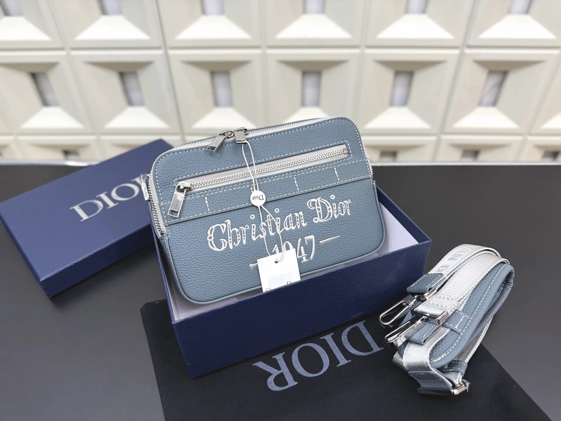 P140 DIOR 迪奥 1947 SAFARI信使包 CD刺绣针织相机包 🚹男女通用斜挎包 单肩包 经典百搭 实物拍摄 原厂原版面料 配送防尘袋 礼盒 22 x 15 cm。