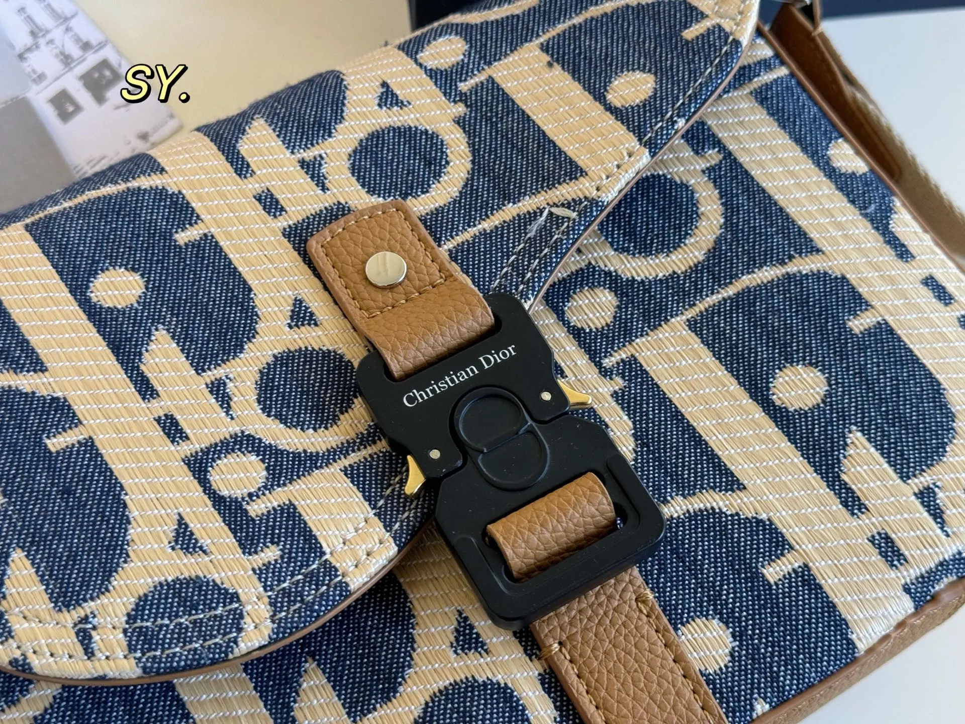 P180(折叠盒) size:23×19 DIOR 迪奥新款牛仔马鞍信使包💕 马鞍与信使元素相结合的斜挎包, 可调节肩带,🉑️肩背或斜挎, 实用率非常高,可搭配休闲和商务!