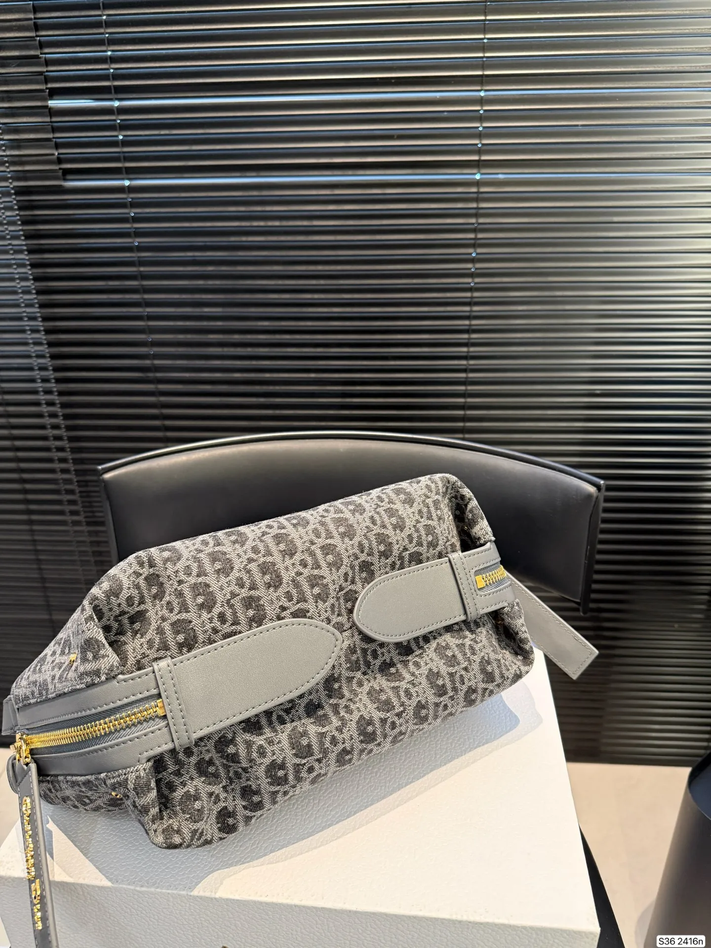 P230配折叠盒子 迪奥旅行包 被 Dior新款流浪包美到失语 富家千金同款Dior新款流浪包,一眼万年,背着它,你就是人群焦点谁还看路啊!时尚圈顶流Dior新款流浪包,把高级感狠狠拿捏住了,背上秒变街拍女王。 富家千金同款Dior新款流浪包,一眼万年,背着它,你就是人群焦点尺寸:26 15 货号2416