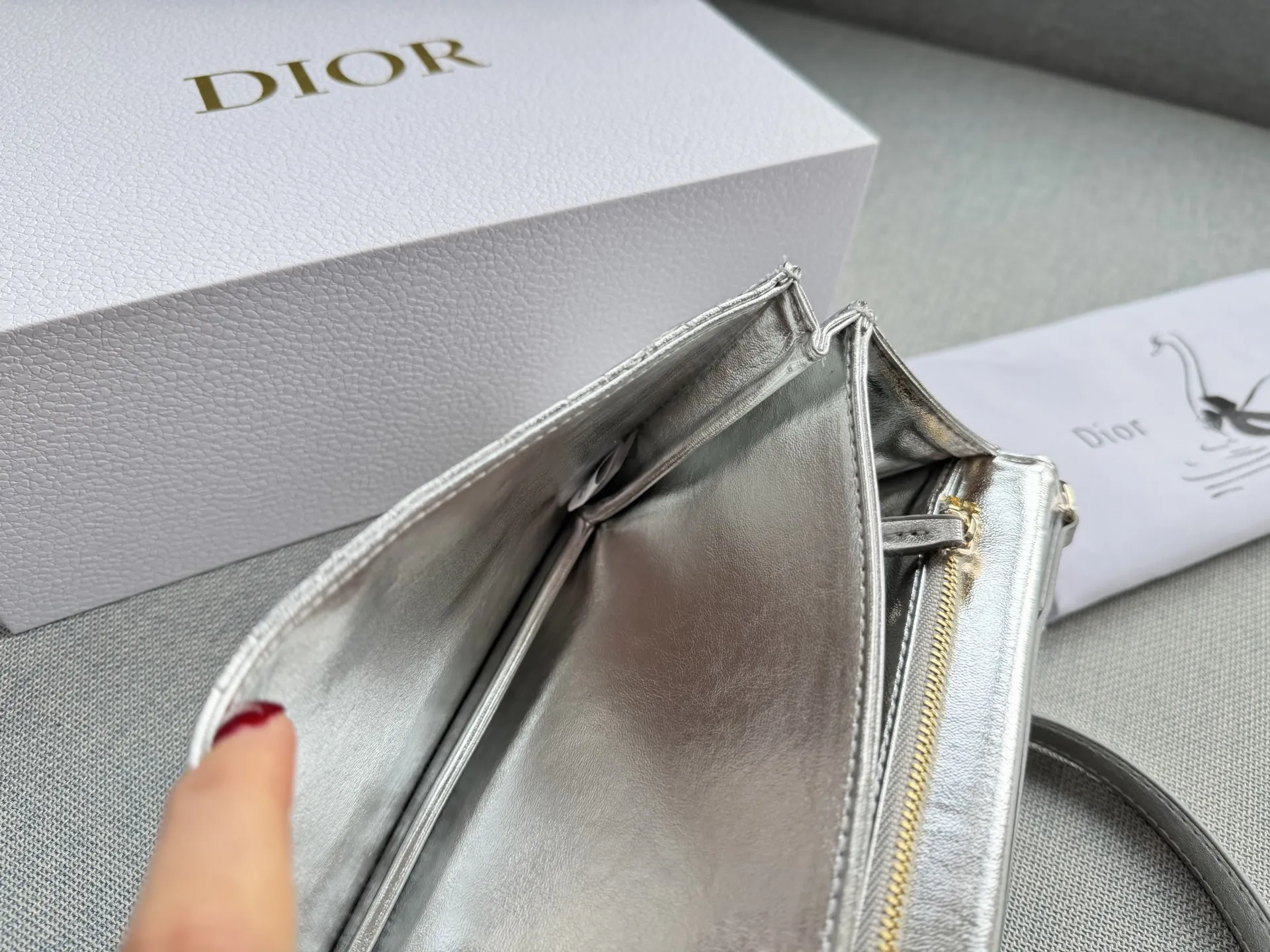 大💰190 折叠盒 小💰185 折叠盒 size:24×14/21×11 DIOR迪奥 My Dior MISS DIOR 藤格纹 链条包 单肩斜挎包手提包 MISS DIOR手袋 手提或肩背都很优雅高级 标志性的藤纹格内里多个隔层和卡槽精美之余又实用度满满的 优雅实用。采用羊皮革精心制作
