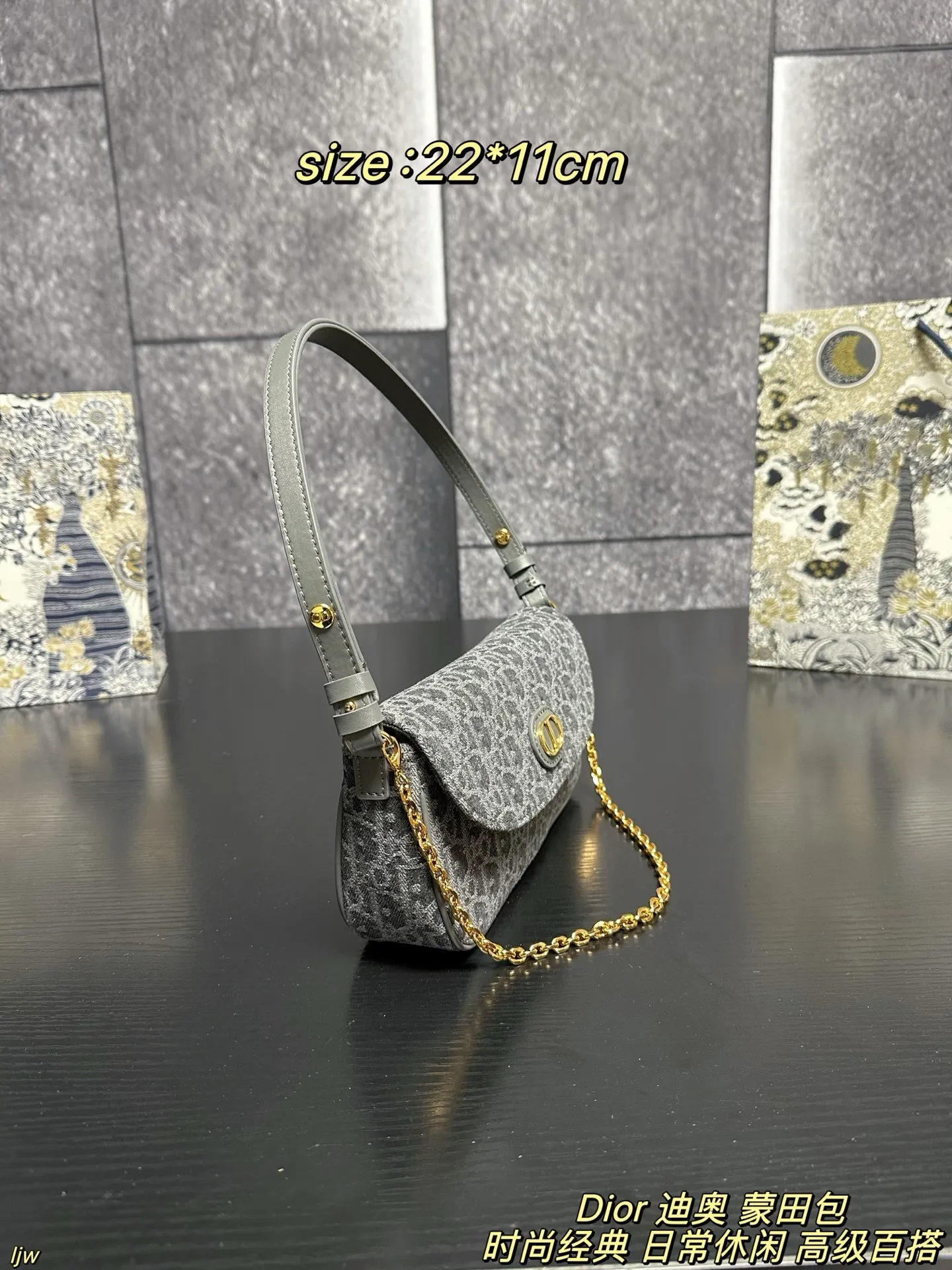 P165配盒 Dior 迪奥 蒙田包 迪奥新品,这只蒙田 D-Vine 真的越看越喜欢,白色老花提花带一点黑线细节,刚好是那种秋天的柔和质感,最可爱的是那个小狮子包挂!毛茸茸的、软软的,挂上去整只包都变得更俏皮~优雅和可爱这次全都拿捏住了🐾 尺寸:22*11cm