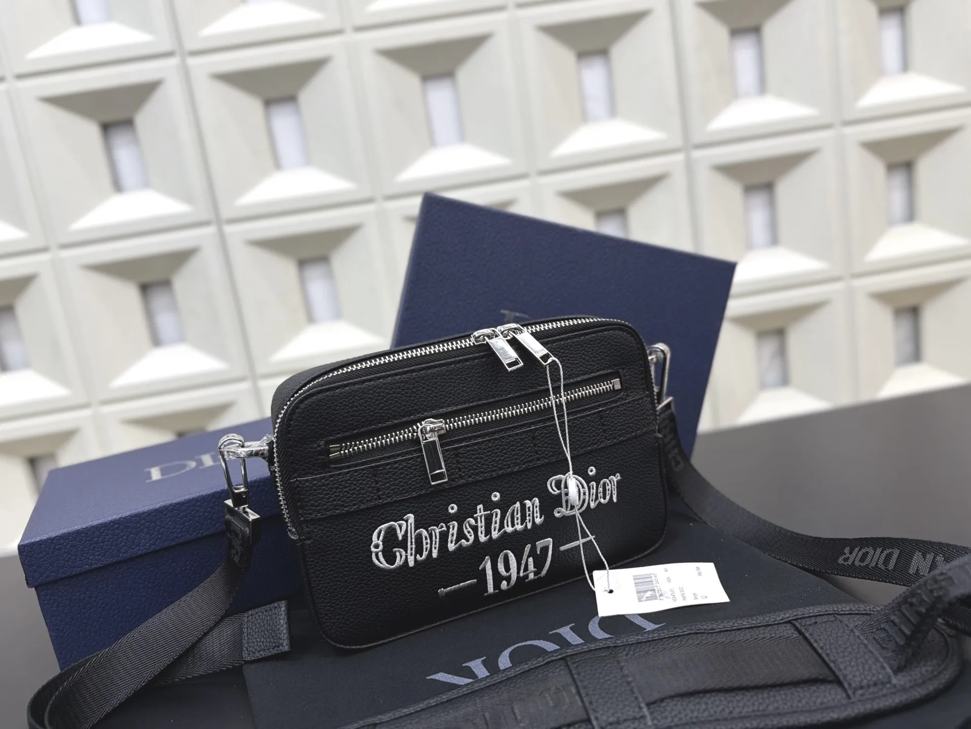 P140 DIOR 迪奥 1947 SAFARI信使包 CD刺绣针织相机包 🚹男女通用斜挎包 单肩包 经典百搭 实物拍摄 原厂原版面料 配送防尘袋 礼盒 22 x 15 cm。