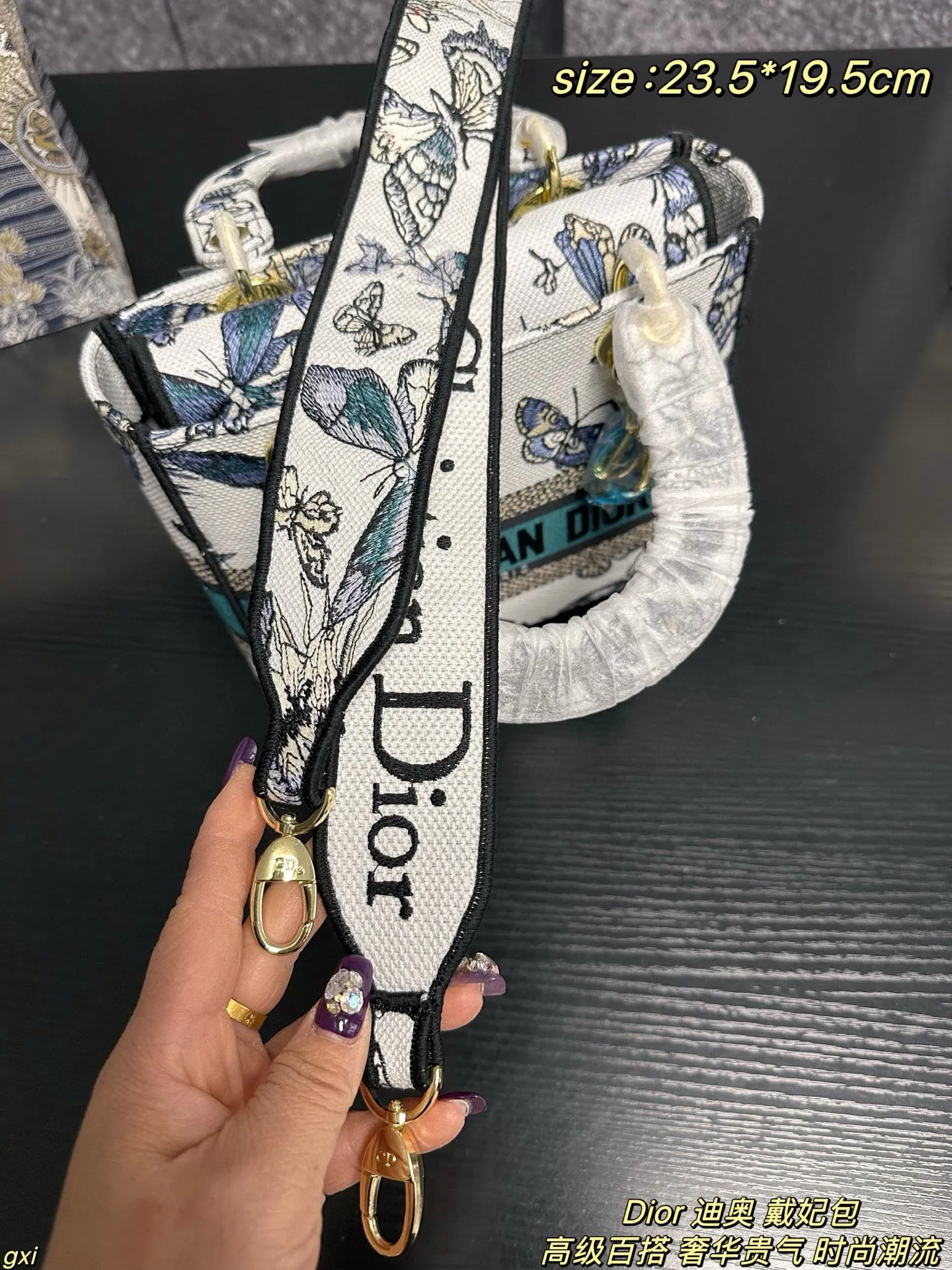 P280配盒 Dior 迪奥 戴妃包 Lady刺绣蝴蝶系列,精美的刺绣,经典的设计,让整个包非常亮眼,大容量的设计 ,凹造型神器,超级复古的,容量也是妥妥的,各种杂物往里面丢就好了,仙气满满的刺绣托特,打造轻松休闲的vibe 尺寸:23.5*19.5cm