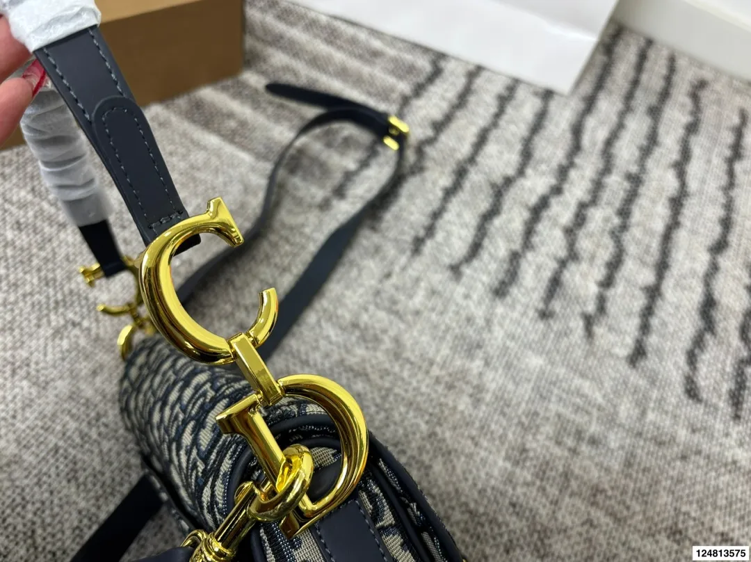 P175 折叠盒 Mini 迪奥DiorSaddle马鞍包 它的造型来自于2000年时任Dior设计师John Galliano的创新设计,他希望在他设计理念的感召下,女性可以更多的独立自我! 马鞍包设计造型来自侧面看到的马鞍造型,下垂的D完美的形成马蹄蹬的设计! Saddle包盖呈现自然弧度,与Lady Dior-样,同样来自手工模台制造而成!体现dior高级手工定制精神,坚守最传统最极致的法式风格,以及意大利精湛手工艺! 翻盖设计来自马鞍.上放置物品的吸扣设计,磁石搭扣简约大方,凸显包包的完美一致性! Saddle可以搭配多种肩带设计,肩带也被称为马鞍包的另一个“灵魂”!没有肩带的马鞍包是不完整的,因为肩带设计斜挎在胯部,拉长腿型,形成鲜明的个性张扬而风格独特!不拘一格正是MGC想要打造的女性造型! 尺寸: 25 20cm