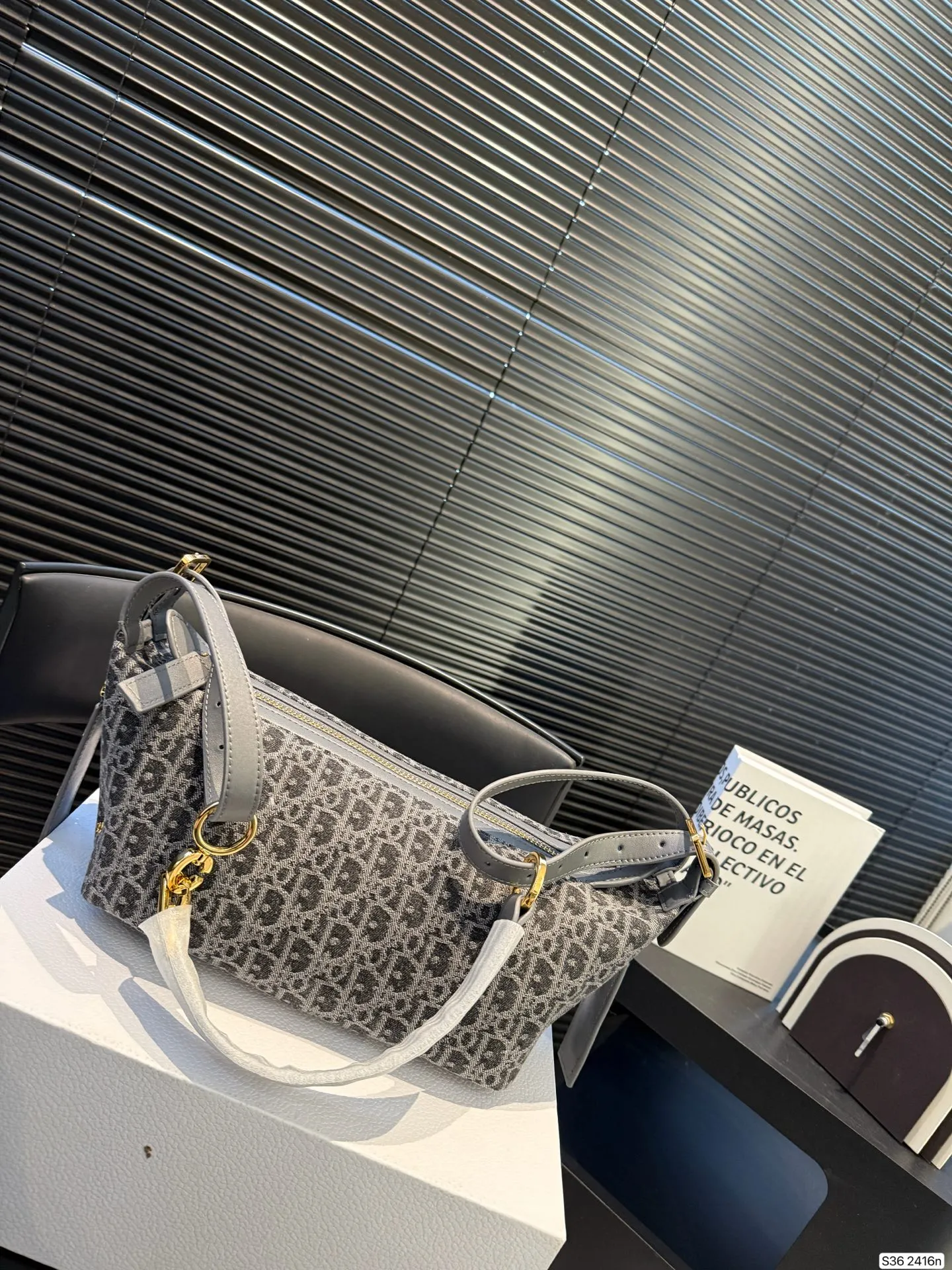 P230配折叠盒子 迪奥旅行包 被 Dior新款流浪包美到失语 富家千金同款Dior新款流浪包,一眼万年,背着它,你就是人群焦点谁还看路啊!时尚圈顶流Dior新款流浪包,把高级感狠狠拿捏住了,背上秒变街拍女王。 富家千金同款Dior新款流浪包,一眼万年,背着它,你就是人群焦点尺寸:26 15 货号2416