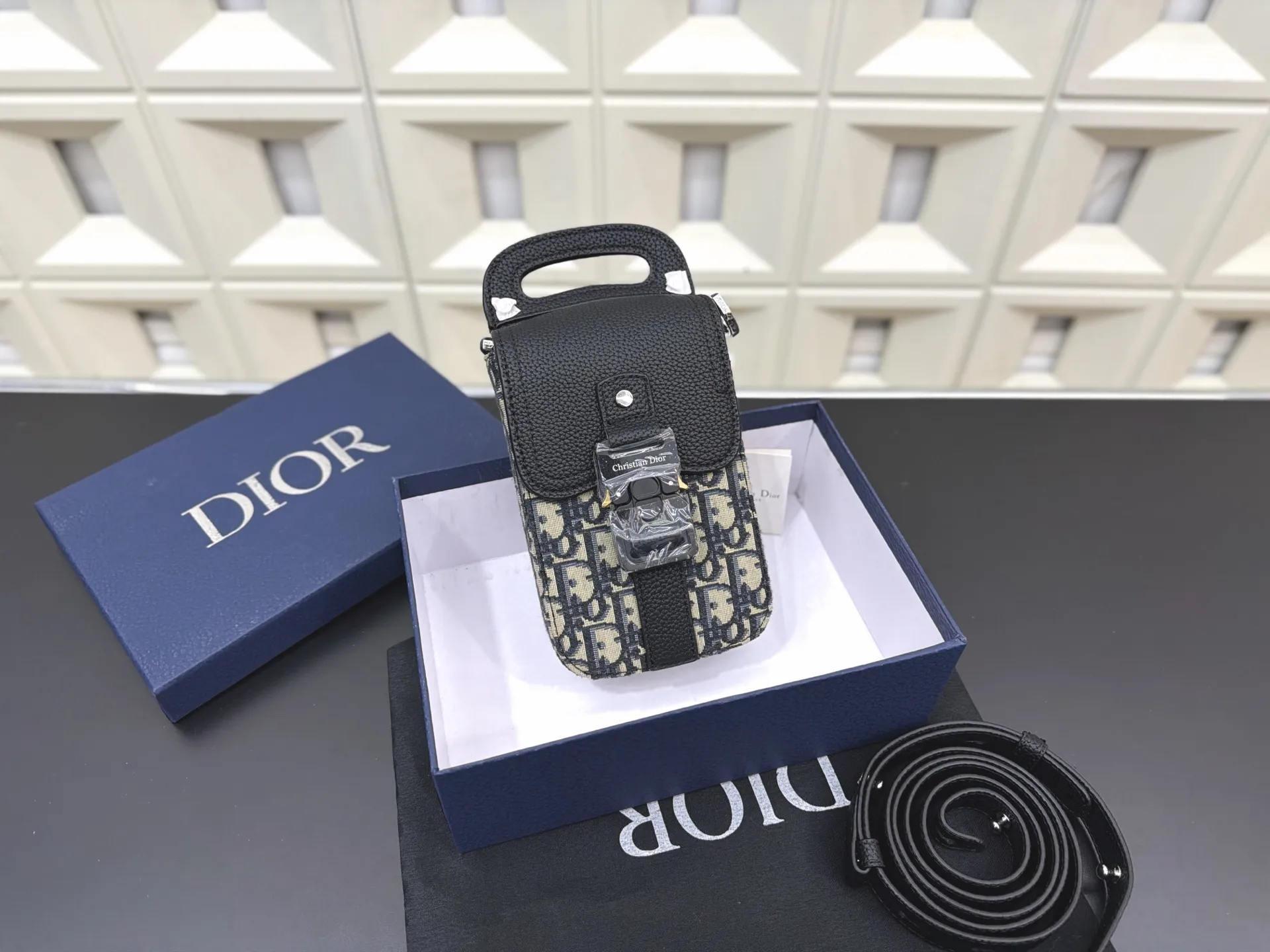 P150 DIOR 迪奥 刺绣针织牛仔布手机包 小方包 男女通用斜挎包 单肩包 经典百搭 实物拍摄 原厂原版面料 防尘袋 礼盒 22 x 11 cm。