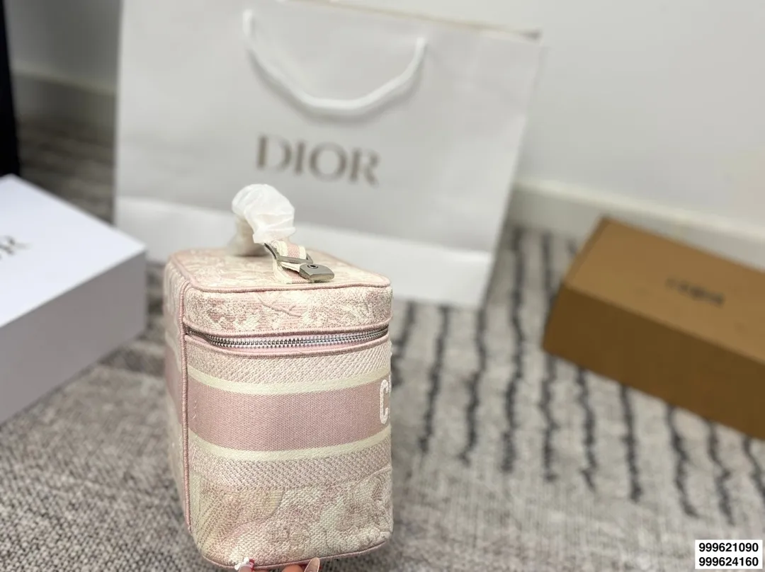 大号p220 小号p230 （配肩带）礼盒包装 size：24*18cm 19*15cm 迪奥 刺绣化妆包 原单 第一眼就沦陷，小号配长肩带 圆圆的包身太讨喜