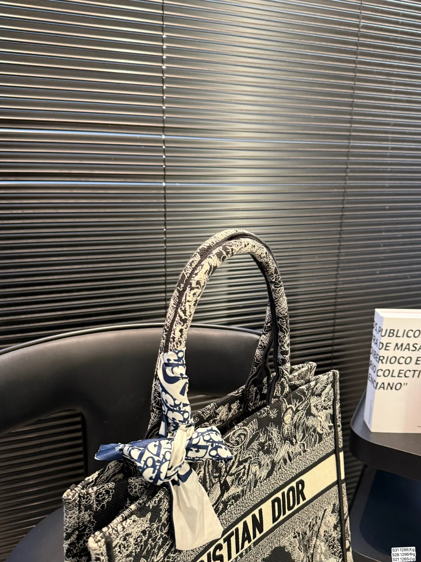 大号P205 中号P190 小号P155 迪奥托特 又是心动 百搭又高级 不咋挑衣服。随意拎着就能出门 单肩斜挎都可以 春秋搭配大衣，真的绝绝子 酷飒风中又带着随意慵懒 尺寸：大号42 34 中号36 27 小号26 21 货号大号1286 中号1296 小号1265