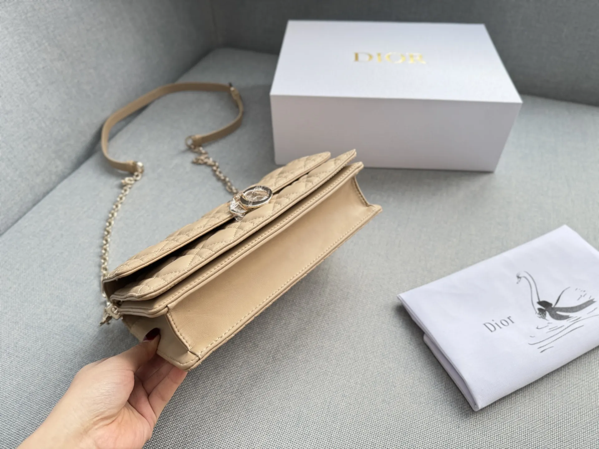 大💰185 折叠盒 小💰180 折叠盒 size:24×14/21×11 DIOR迪奥 My Dior MISS DIOR 藤格纹 链条包 单肩斜挎包手提包 大小姐驾到👑 MISS DIOR手袋 手提或肩背都很优雅高级 标志性的藤纹格内里多个隔层和卡槽精美之余又实用度满满的 优雅实用。采用羊皮革精心制作